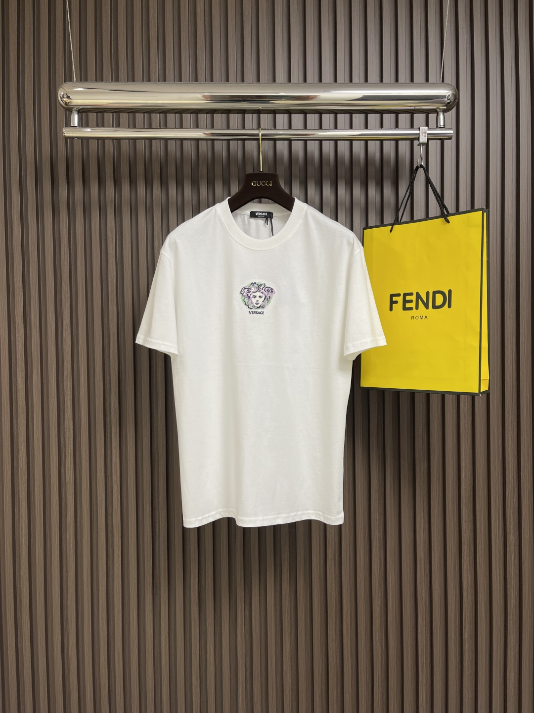 NO:132987,Versace SS spring and summer new Medusa embroidered round neck T-shirt, 270g full g, water-soluble embroidery soft, and the reverse embroidery effect is as clear as the front. Four-line dense edges, long-lasting wear and washing without deformation!  Pure cotton ingredients, breathable and sweat-absorbent. Size S-XL, versace,tees, t-shirt,alexander wang19860909Versace SS春夏新品美杜莎刺绣圆领T恤,270g足克,水溶绣花柔软,且反面刺绣效果如同正面清晰. 四线密边,久穿久洗不变形！纯棉成分,透气吸汗.尺码S-XL,,versace,tees，t-shirt,alexander wang,Men's clothing