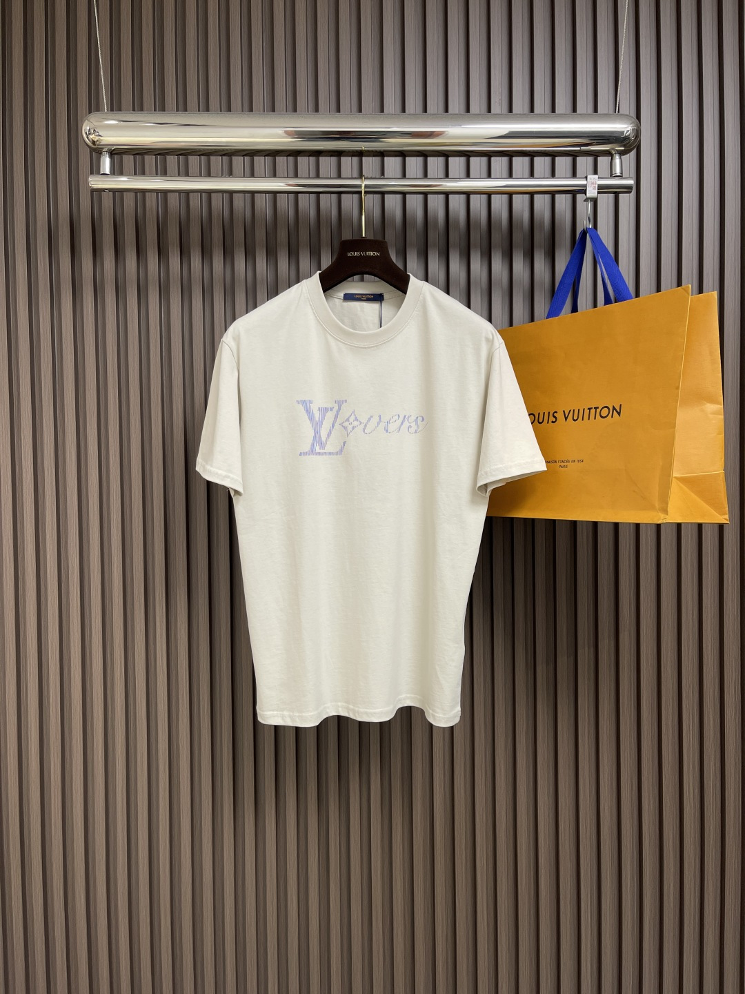 NO:132993,LV SS early spring gradient letter printed round neck short-sleeved T-shirt, using combed cotton fabric, cotton, fabric fixed weaving and dyeing, the upper body is soft, and the gradient letters make the ready-to-wear gorgeous, high-end and colorful brand elements match the trend of contemporary young people. The yb positioning is consistent and three-dimensional and full!  Loose style, same style for men and women!  Size S-XL, louis vuitton, T-shirt,tees, t-shirt,alexander wang19860909LV SS早春渐变字母印花圆领短袖T恤,采用精梳棉面料,棉,面料定织定染,上身柔顺,渐变字母让成衣华丽高级极具品牌元素多彩搭配当代年轻人的潮流首选,yb定位一致,立体饱满！宽松版型,男女同款！尺码S-XL,,louis vuitton,T-shirt,tees，t-shirt,alexander wang,Men's clothing