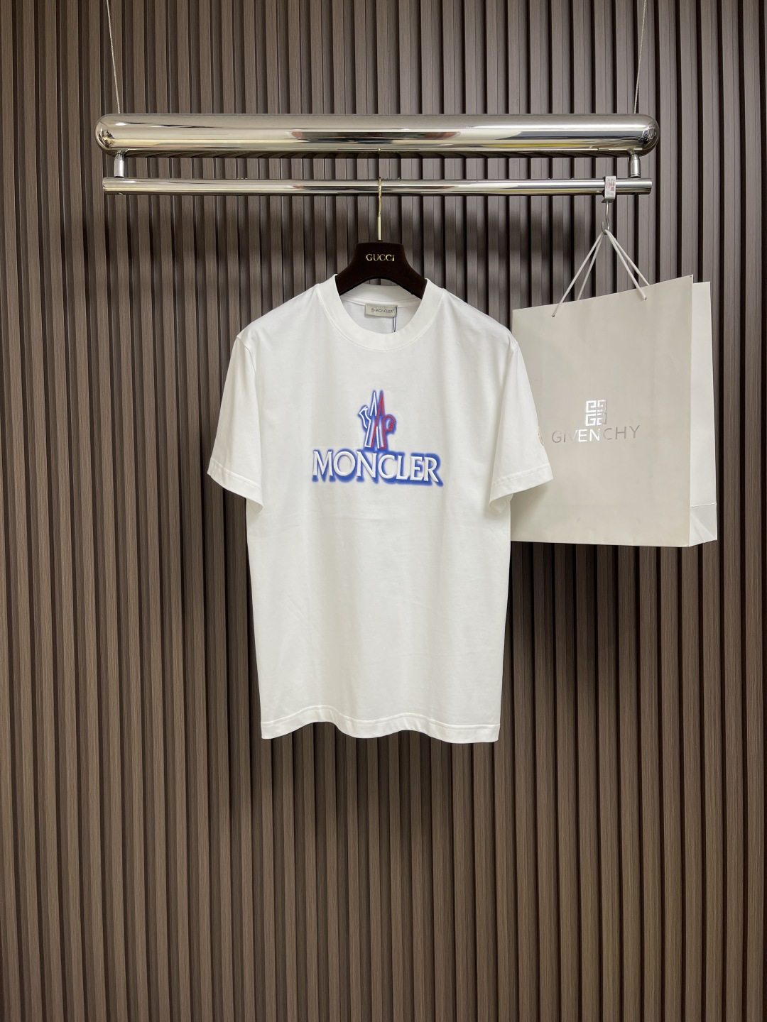 NO:132980,Moncler SS early spring new logo short-sleeved T-shirt, custom-made exclusive mercerized cotton, moncler logo printing, thick plate printing, and thick plate printing. The design patterns are converted into printable templates using thick plate printing machine. The pattern is printed layer by layer on textiles through pressure. The entire printing process requires 5 to 6 moldings. The word machine flowering process is a traditional and exquisite embroidery process. Through delicate stitches, the fabric is outlined with a flexible pattern and texture that is as flexible as a dragon. Size M-3XL M-size 67cm long, shoulder width 47.5cm bust 104cm L-size 69cm shoulder width 49cm bust 108cm XL-size 71cm shoulder width 50.5cm bust 112cm XXL-size 73cm shoulder width 52cm bust 116cm  XXXL size clothes 75cm long, shoulder width 53.5cm bust 120cm, christian louboutin, T-shirt,tees, t-shirt,alexander wang19860909moncler SS早春新款标识短袖T恤,定制尊享丝光密纺棉,moncler标识印花,厚板印花,利用厚板印胶机,将设计图案转化为可印刷的模板,通过压力将图案逐层印在纺织品上,整个印刷过程需要经过5~6次成型.字机游花工艺,一种传统而精湛的刺绣工艺,通过细腻的针脚,在面料上勾勒出宛如游龙般灵动的图案和纹理.尺码M-3XL M码衣长67cm 肩宽47.5cm 胸围104cm L码衣长69cm 肩宽49cm 胸围108cm XL码衣长71cm 肩宽50.5cm 胸围112cm XXL码衣长73cm 肩宽52cm 胸围116cm XXXL码衣长75cm 肩宽53.5cm 胸围120cm,,christian louboutin,T-shirt,tees，t-shirt,alexander wang,Men's clothing