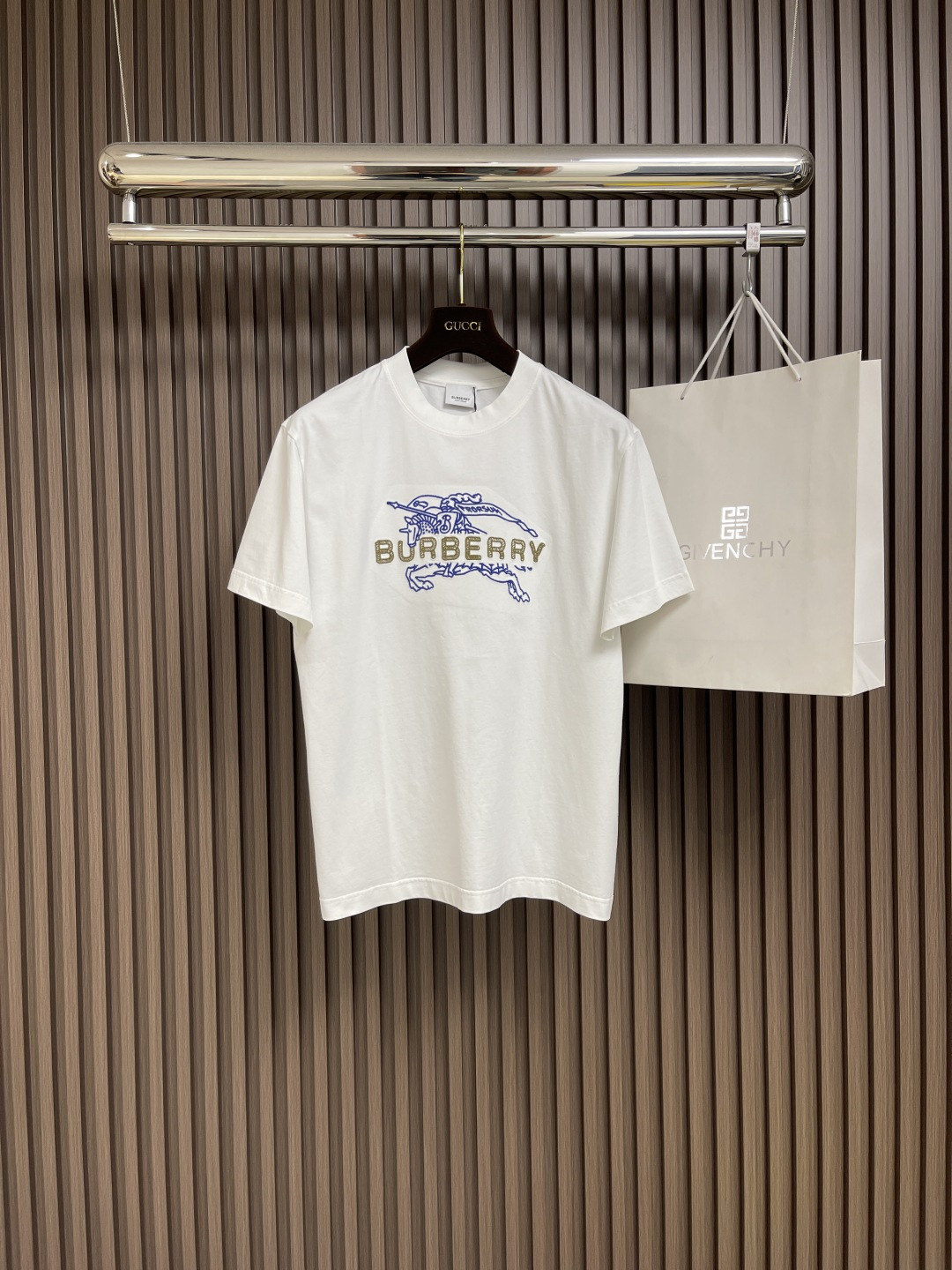 NO:134307,Burberry war horse embroidery short-sleeved T-shirt, made of flat cotton, embroidered with equestrian knight logo embroidery, round neck design, presenting a slim fit style. The overall line is straight and delicate, the fabric is comfortable and soft, the color is consistent and there is no color difference. It can be matched with the same style to create a fashionable look, and can handle various occasions, customize auxiliary materials, complete three standards, the same style for men and women. Size M-3XL M-size 67cm long shoulder width 47.5cm bust 104cm L-size 69cm shoulder width 49cm bust 108cm XL-size 71cm shoulder width 50.5cm bust 112cm XXL-size 73cm shoulder width 52cm bust 116cm XXXL-size 75cm shoulder width 53.5cm  Bust 120cm, burberry, T-shirt,tees, t-shirt,alexander wang19860909Burberry 战马刺绣短袖T恤,采用平织棉,点缀马术骑士徽标刺绣,采用圆领设计,呈现修身版型.整体走线平直细腻 面料舒适柔软 颜色一致无色差 能与同款搭配营造时尚造型,驾驭各种场合,定制辅料,三标齐全,男女同款.尺码M-3XL M码衣长67cm 肩宽47.5cm 胸围104cm L码衣长69cm 肩宽49cm 胸围108cm XL码衣长71cm 肩宽50.5cm 胸围112cm XXL码衣长73cm 肩宽52cm 胸围116cm XXXL码衣长75cm 肩宽53.5cm 胸围120cm,,burberry,T-shirt,tees，t-shirt,alexander wang,Men's clothing