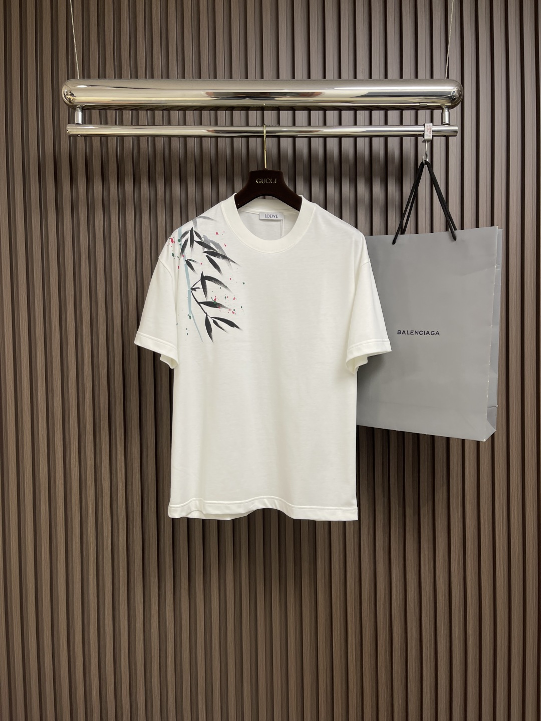 NO:132978,loewe ss hand-painted graffiti embroidered logo short-sleeved T-shirt, using 180g Maybach cotton fabric, the front is digital direct injection by imported machine, and after 5 rounds of color adjustment, from deep to light, the gradual process is natural and rich. The front is embroidered by imported machine, with a full sense of lines, and the fabric has been washed, and the texture is better, not easy to deform, not easy to shrink, not easy to fade, maintaining long-term beauty, and loose style. Size M-3XL M-size 67cm long shoulder width 47.5cm bust 104cm L-size 69cm shoulder width 49cm bust 108cm XL-size 71cm shoulder width 50.5cm bust 112cm XXL-size 73cm shoulder width 52cm bust 116cm  XXXL size clothes 75cm long, shoulder width 53.5cm bust 120cm, loewe, loewe, T-shirt,tees, t-shirt,alexander wang19860909loewe 罗意威 ss手绘涂鸦刺绣logo短袖T恤,采用180克迈巴赫爽棉面料,前幅采用进口机数码直喷,经5次打版调色,由深至浅,渐进过程自然而又丰富,前幅采用进口机立体绣,线条感十足,面料经过浇洗,手感质感更佳,不易变形,不易缩水,不易褪色,保持长久的美观,宽松版型.尺码M-3XL M码衣长67cm 肩宽47.5cm 胸围104cm L码衣长69cm 肩宽49cm 胸围108cm XL码衣长71cm 肩宽50.5cm 胸围112cm XXL码衣长73cm 肩宽52cm 胸围116cm XXXL码衣长75cm 肩宽53.5cm 胸围120cm,,loewe,loewe,T-shirt,tees，t-shirt,alexander wang,Men's clothing