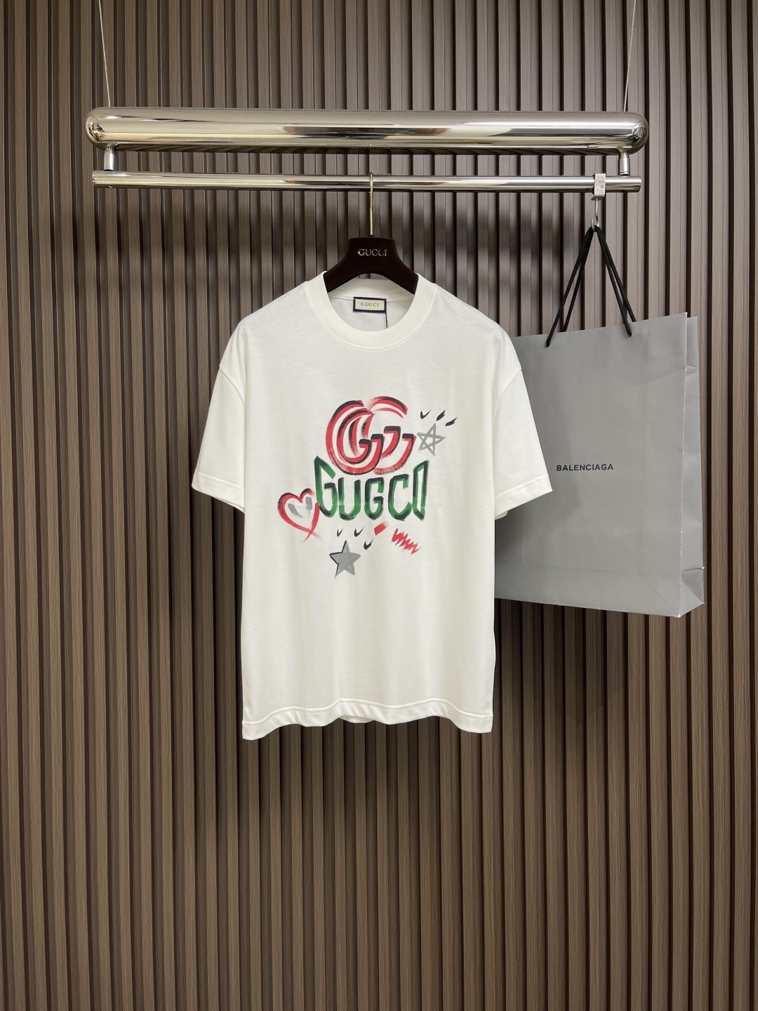 NO:134305,GUCCI 2025SS early spring new graffiti printed letter logo short-sleeved T-shirt, a new series of single-item T-shirts, cut design is the trend of today, a new era of street style. Guest-supplied knitted cotton fabrics. The overall neatness presents a perfect effect, and craftsmanship washing makes the cotton material more fit and thick, smooth and drape. The green graffiti printed logo on the chest highlights the sense of fashion, the overall flat and beautiful, clear and smooth. Size M-3XL M-size 67cm long, shoulder width 47.5cm bust 104cm L-size 69cm shoulder width 49cm bust 108cm XL-size 71cm shoulder width 50.5cm bust 112cm XXL-size 73cm shoulder width 52cm bust 116cm  XXXL size clothes 75cm long, shoulder width 53.5cm bust 120cm, gucci, T-shirt,tees, t-shirt,alexander wang19860909GUCCI 2025SS早春新款涂鸦印花字母标识短袖T恤 全新系列单品T恤,裁剪设计为当今的潮流趋势,街头风格的新纪元.客供针织棉面料.整体工整度呈现完美效艺,工艺化水洗让棉料更为贴合厚实,柔滑垂坠.胸前涂鸦字母绿色印花标识更为突出时尚感,整体平整美观,清晰流畅自然.尺码M-3XL M码衣长67cm 肩宽47.5cm 胸围104cm L码衣长69cm 肩宽49cm 胸围108cm XL码衣长71cm 肩宽50.5cm 胸围112cm XXL码衣长73cm 肩宽52cm 胸围116cm XXXL码衣长75cm 肩宽53.5cm 胸围120cm,,gucci,T-shirt,tees，t-shirt,alexander wang,Men's clothing