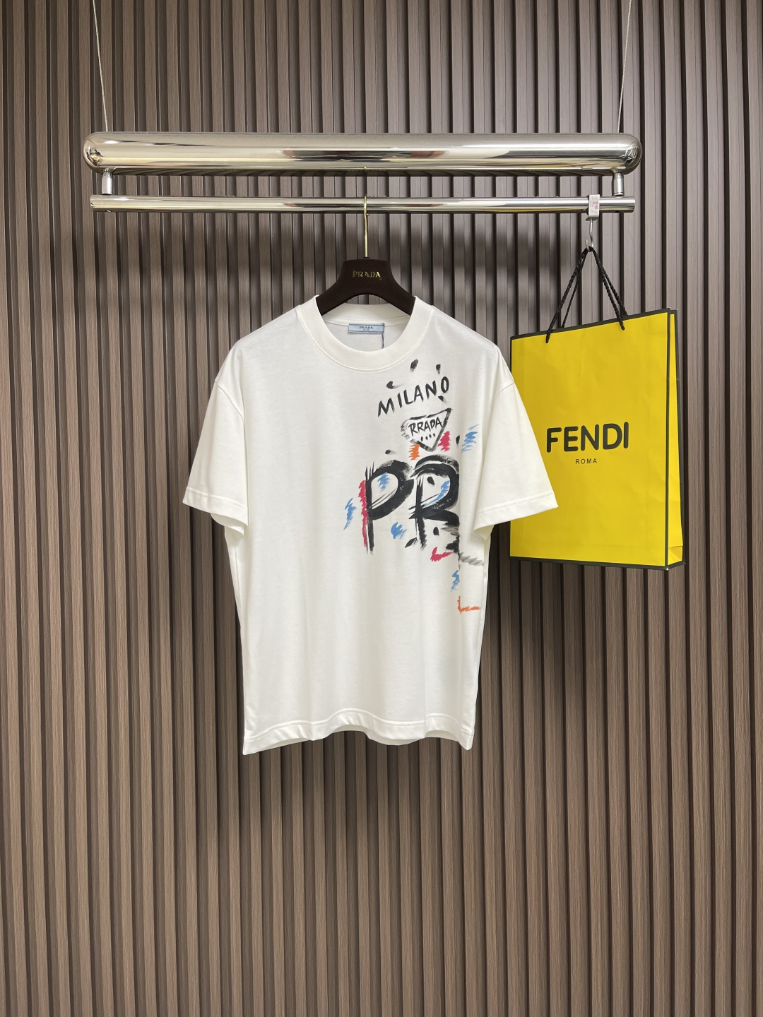 NO:132989,Prada ss summer new graffiti design classic T-shirt, short-sleeved minimalist version T-shirt, decorated with a very brand-style brand graffiti design. The fabric is made of 270 grams of 32 double yarn long cotton, and the style is hard and washed without deformation. Size M-3XL M-size 67cm long shoulder width 47.5cm bust 104cm L-size 69cm shoulder width 49cm bust 108cm XL-size 71cm shoulder width 50.5cm bust 112cm XXL-size 73cm shoulder width 52cm bust 116cm XXXL-size 75cm shoulder width 53.5cm bust 120cm, prada, T-shirt,tees, t-shirt,alexander wang19860909Prada ss夏季新款涂鸦设计经典t恤,短袖极简版型t恤,饰以极具品牌风品牌涂鸦设计 面料取用270克32支双纱长绒棉,版型硬挺就洗不变形.尺码M-3XL M码衣长67cm 肩宽47.5cm 胸围104cm L码衣长69cm 肩宽49cm 胸围108cm XL码衣长71cm 肩宽50.5cm 胸围112cm XXL码衣长73cm 肩宽52cm 胸围116cm XXXL码衣长75cm 肩宽53.5cm 胸围120cm,,prada,T-shirt,tees，t-shirt,alexander wang,Men's clothing