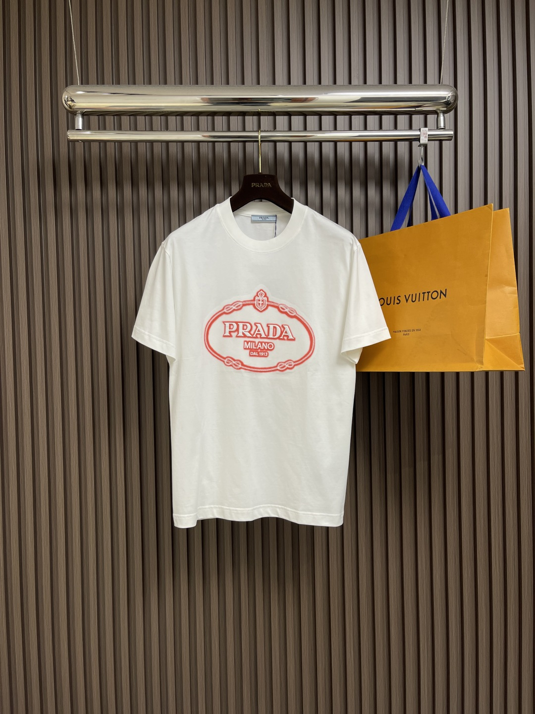 NO:132991,Prada ss early spring new three-dimensional logo embroidered short-sleeved T-shirt, customized high-string plain cotton fabric, extremely soft and comfortable, high-end and atmospheric, chest logo logo, simple and versatile style, simple and easy to match, full of affinity and favorability for the upper body. os loose style, same style for men and women, size M-3XL M-size 67cm, shoulder width 47.5cm, bust 104cm, L-size 69cm, shoulder width 49cm, bust 108cm, XL-size 71cm, shoulder width 50.5cm, bust 112cm, XXL-size 73cm, shoulder width 52cm, bust 116cm, XXXL-size 75cm, shoulder width 53.5cm  Bust 120cm, prada, T-shirt,tees, t-shirt,alexander wang19860909Prada ss早春新品立体标识刺绣短袖t恤,定制高支平纹精棉面料 极致柔软舒适 高端大气,胸前logo标识 简约百搭款式 简约易搭配 上身亲和力和好感度满分.os宽松版型 男女同款 尺码M-3XL M码衣长67cm 肩宽47.5cm 胸围104cm L码衣长69cm 肩宽49cm 胸围108cm XL码衣长71cm 肩宽50.5cm 胸围112cm XXL码衣长73cm 肩宽52cm 胸围116cm XXXL码衣长75cm 肩宽53.5cm 胸围120cm,,prada,T-shirt,tees，t-shirt,alexander wang,Men's clothing