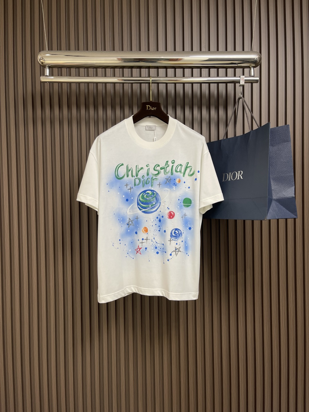 NO:134295,Dior letter graffiti painted logo logo short-sleeved T-shirt. Customized 240g same-cage dyed fabric, very comfortable to touch, os shoulder-drop style, fashionable and personalized, super versatile and beautiful, very suitable for both men and women, a must-have for everyone. Size M-3XL M-size 67cm long shoulder width 47.5cm bust 104cm L-size 69cm shoulder width 49cm bust 108cm XL-size 71cm shoulder width 50.5cm bust 112cm XXL-size 73cm shoulder width 52cm bust 116cm XXXL-size 75cm shoulder width 53.5cm bust 120cm,,dior,T-shirt,tees,t-shirt,alexander wang19860909Dior 字母涂鸦彩绘 logo 标识短袖T恤.定制240克同缸染面料,手感非常舒服,os 落肩版型,时尚又个性,超级百搭好看的一款,男女都非常合适,人手必备款.尺码M-3XL M码衣长67cm 肩宽47.5cm 胸围104cm L码衣长69cm 肩宽49cm 胸围108cm XL码衣长71cm 肩宽50.5cm 胸围112cm XXL码衣长73cm 肩宽52cm 胸围116cm XXXL码衣长75cm 肩宽53.5cm 胸围120cm,,dior,T-shirt,tees，t-shirt,alexander wang,Men's clothing