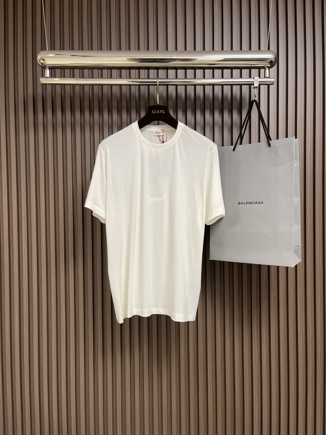 NO:132995,YSL logo embroidery short-sleeved T-shirt, customized Jinyun Laiser mercerized material, the iconic saintlaurent embroidery logo embroidery on the same color system embroidery to highlight the brand recognition. The imported machine embroidery technology is used, and advanced computer control systems and precise mechanical components are used to realize the saintlaurent logo embroidery operation. Size S-XL, saint laurent, saint laurent, T-shirt, tees, t-shirt, alexander wang19860909ysl 标识刺绣短袖T恤,定制锦韵莱赛尔丝光料,标志性saintlaurent同色系刺绣标识点缀正面,突出品牌辨识度.采用进口机刺绣工艺,使用先进的计算机控制系统和精密的机械部件,实现saintlaurent标识刺绣作业.尺码S-XL,,saint laurent,saint laurent,T-shirt,tees，t-shirt,alexander wang,Men's clothing