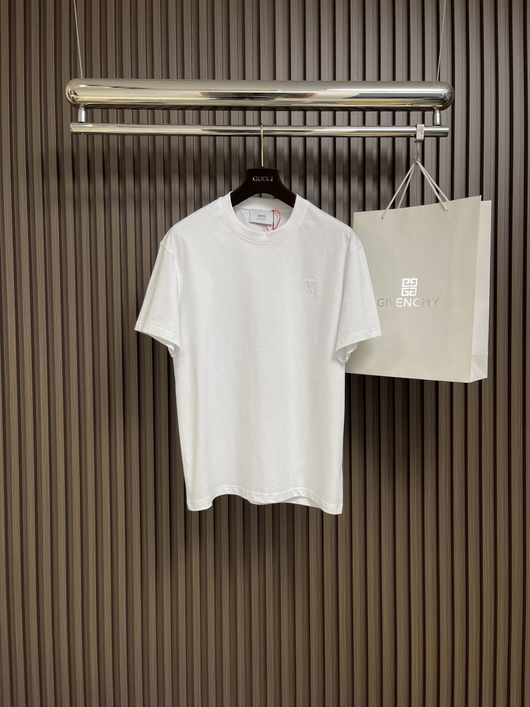 NO:134293,ami paris love embossed short-sleeved T-shirt, customized chimeng brocade cotton, the homogeneous three-dimensional love on the chest is vividly displayed, complementing the rear ami embroidery to increase brand recognition. It is the ultimate simplification of color, and it conveys the love and persistence for life. High-temperature three-dimensional embroidery, through precise control of temperature and pressure, the fiber chain will be rearranged to form a three-dimensional concave and convex pattern with three-dimensional effect, presenting a unique three-dimensional love effect. The imported machine embroidery technology is used, and advanced computer control systems and precise mechanical components are used to realize the ami embroidery operation. Size S-XL, T-shirt,tees, t-shirt,alexander wang19860909ami paris 爱心压花短袖T恤,定制绮梦织锦棉,胸前同质化立体爱心心跃然其上,与后部ami刺绣相得益彰增添品牌辨识度 是色彩的极致简化,更是传递出对生活的热爱与执着.高温立体压花,通过精确控制温度和压力,纤维链会重新排列,形成具有立体感的凹凸花纹,呈现出独特的爱心三维效果.采用进口机刺绣工艺,使用先进的计算机控制系统和精密的机械部件,实现ami刺绣作业.尺码S-XL,,T-shirt,tees，t-shirt,alexander wang,Men's clothing