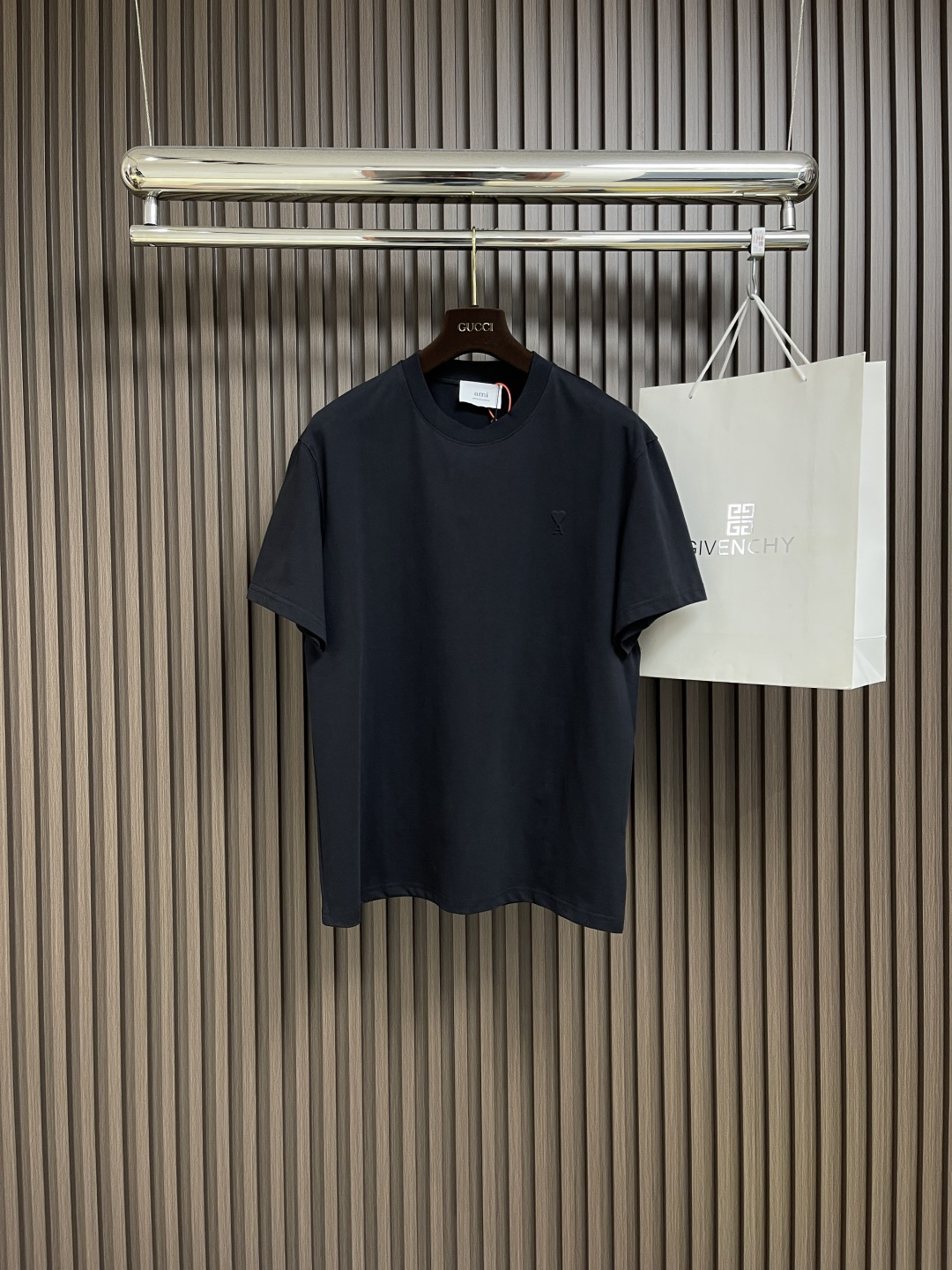 NO:132986,ami paris love embossed short-sleeved T-shirt, customized chimeng brocade cotton, the homogeneous three-dimensional love on the chest is vividly displayed, complementing the rear ami embroidery to increase brand recognition. It is the ultimate simplification of color, and it conveys the love and persistence for life. High-temperature three-dimensional embroidery, through precise control of temperature and pressure, the fiber chain will be rearranged to form a three-dimensional concave and convex pattern with three-dimensional sense, presenting a unique three-dimensional effect of love. The imported machine embroidery technology is used, and advanced computer control systems and precise mechanical components are used to realize the ami embroidery operation. Size S-XL, T-shirt,tees, t-shirt,alexander wang19860909ami paris 爱心压花短袖T恤,定制绮梦织锦棉,胸前同质化立体爱心心跃然其上,与后部ami刺绣相得益彰增添品牌辨识度 是色彩的极致简化,更是传递出对生活的热爱与执着.高温立体压花,通过精确控制温度和压力,纤维链会重新排列,形成具有立体感的凹凸花纹,呈现出独特的爱心三维效果.采用进口机刺绣工艺,使用先进的计算机控制系统和精密的机械部件,实现ami刺绣作业.尺码S-XL,,T-shirt,tees，t-shirt,alexander wang,Men's clothing