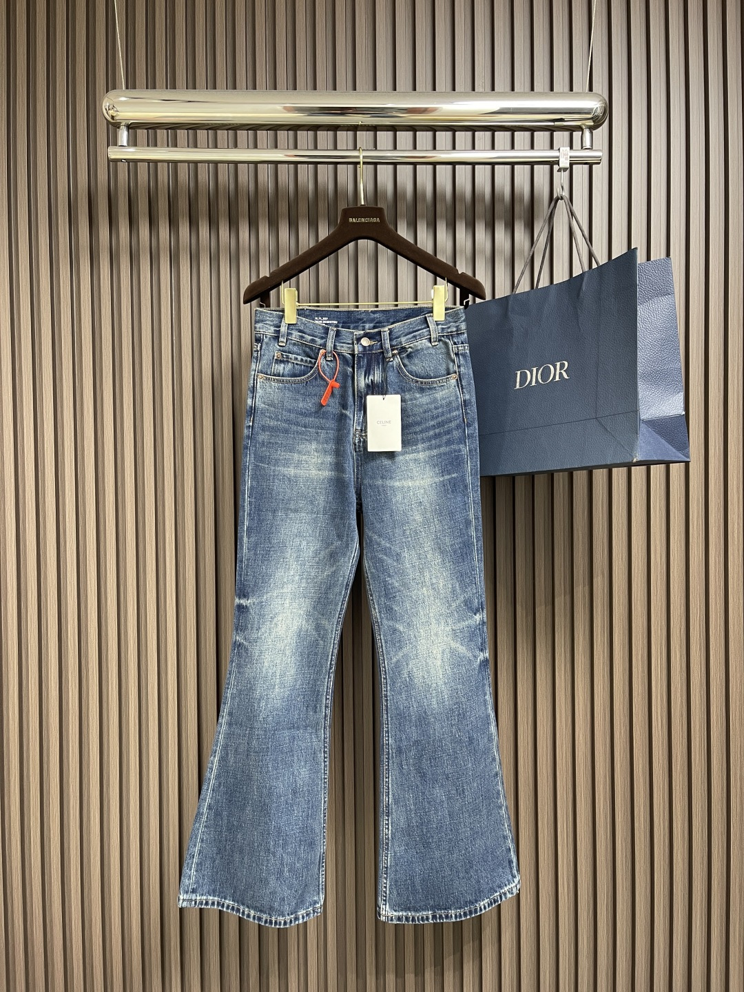 NO:134286,celine  Washed micro-flare jeans, customized beautiful textured oblique cotton jeans, the classic blue tone and gradient grinding whitening interwoven, perfectly fit the body, showing charming curves while walking. Combining wrinkle-puffed cat whisker technology and gun-painted cat whisker technology, hand-wiping is preferred in specific areas to achieve natural wrinkle effect, and then using specific tools to draw the texture of the cat whisker shape, the visual effect is full. The heavy washing and whitening process, through physical and chemical means, the denim fabric is deeply processed many times to make the clothes  The surface of the object shows a dark effect, and then the denim fabric is polished through the machine to produce a wear effect on the surface of the clothing. The holes are rotten edge hanging technology, and the natural edge rotten effect is achieved through physical wear and friction on the edges. Through the combination of high-temperature steam and frosted paper, the fiber hair feathers and color difference are removed, so that the jeans have a unique ripped and wear effect. Size 28-29-30-31, celine, jeans, alexander  wang19860909celine 水洗微喇牛仔裤,定制臻美纹理斜裁全棉牛绸面料,经典蓝色基调与渐变磨白交织,完美贴合身形,行走间尽显迷人曲线.擦压皱猫须技术和枪画猫须技术结合,优先在特定区域进行手工擦制,以达到自然的皱纹效果,再用特定的工具绘制出猫须形状的纹理,视觉效果拉满.重度洗水磨白工艺,通过物理和化学手段,对牛仔面料进行多次深度处理,使衣物表面呈现出灰暗效果,再通过机器对牛仔面料进行打磨处理,使衣物表面产生磨损效果,破洞处采用烂边吊烂技术,通过物理磨损在边缘部分进行摩擦来实现自然烂边效果,通过高温蒸汽和磨砂纸的结合,去除纤维毛羽和色差,使牛仔裤呈现出独特的破洞和磨损效果.尺码28-29-30-31,,celine,jeans,alexander wang,Men's clothing