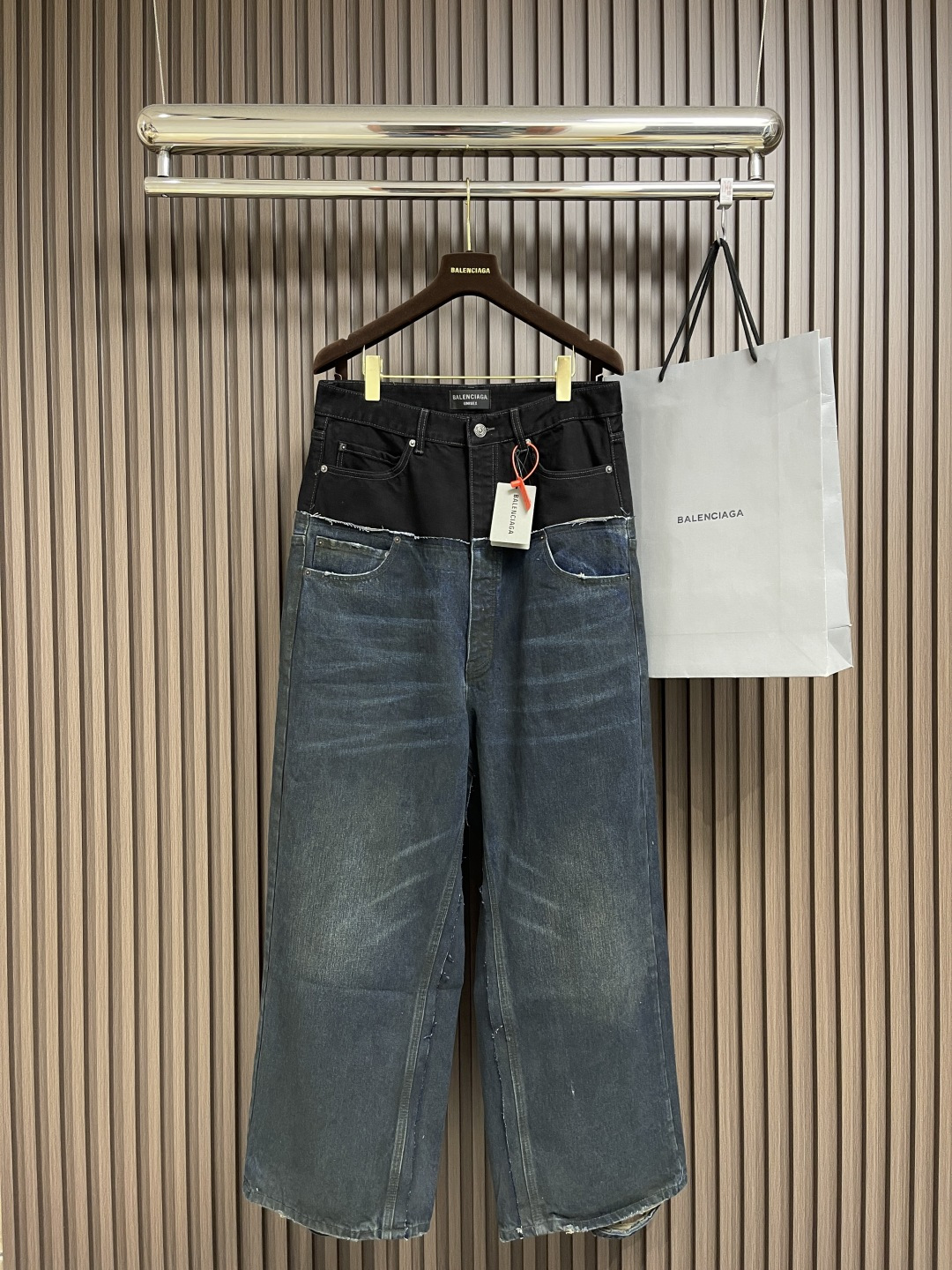 NO:134303,Balenciaga spliced ​​straight jeans, custom satin blue selot denim material, with Paris kraft paper as embellishment at the belt, multi-dimensional fusion splicing techniques, color splicing, positioning and tailoring splicing, multi-pocket splicing, material dimension splicing, cumbersome and fine. Priority to customizing original denim materials, so as to fry snowballs and fried salt  Specially made corresponding dissolves, add a certain amount of dye to soak the denim material and absorb the solvent, then rub it and dry it to further fade and oxidize it. Combining the rubbing and whisker technique with the gun painting technique, hand rubbing is preferred in specific areas to achieve natural wrinkle effect, and then use specific tools to draw the texture of the whisker shape, and the visual effect is full. Customized pocket templates, then position the sprinkler, specially made the corresponding reagent, use the spray gun to spray the reagent to the designated position on the design requirements, so that the reagent reacts chemically with the fabric, forming a gradual gradient effect. Size XS-L,,balenciaga, jeans,cowhide,alexander wang19860909balenciaga 拼接款直筒牛仔裤,定制缎蓝赛洛纺牛仔绮料,腰带处加以巴黎牛皮纸为点缀,多维融合拼接技艺,颜色拼接,定位剪裁拼接,多口袋拼接,材质维度拼接,繁琐而精细.优先定制原版牛仔料,从而进行炒雪球 炒盐 特制对应的溶,加入一定量的染色剂将牛仔料浸泡其中吸收溶剂,再进行搓洗后晾干,使其进一步褪色和氧化.擦压皱猫须技术和枪画猫须技术结合,优先在特定区域进行手工擦制,以达到自然的皱纹效果,再用特定的工具绘制出猫须形状的纹理,视觉效果拉满.定做口袋模板,再定位喷马溜,特制对应的试剂,使用喷枪将试剂溶按照设计要求精确地喷到上的指定位置,让试剂与布料发生化学反应,形成循序渐进的渐变效果.尺码XS-L,,balenciaga,jeans,cowhide,alexander wang,Men's clothing