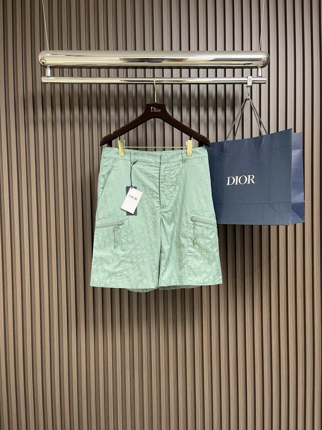 NO:134297,Dior 2025 ss spring and summer new silk fabric casual shorts, full of classic presbyterian dark pattern jacquard effect, symmetrical oblique zipper pocket design, hidden button zipper details, sports and casual style, inner details edging, mid-waist design straight-tube style. Size 46-52 S-XL,,dior, shorts,alexander wang19860909Dior 2025 ss 春夏新款丝质面料休闲短裤,满身经典老花暗纹提花效果,对称斜拉链口袋设计,隐藏式纽扣拉链细节,运动休闲款式,内里细节包边,中腰设计 直筒版型.尺码46-52 S-XL,,dior,shorts,alexander wang,Men's clothing