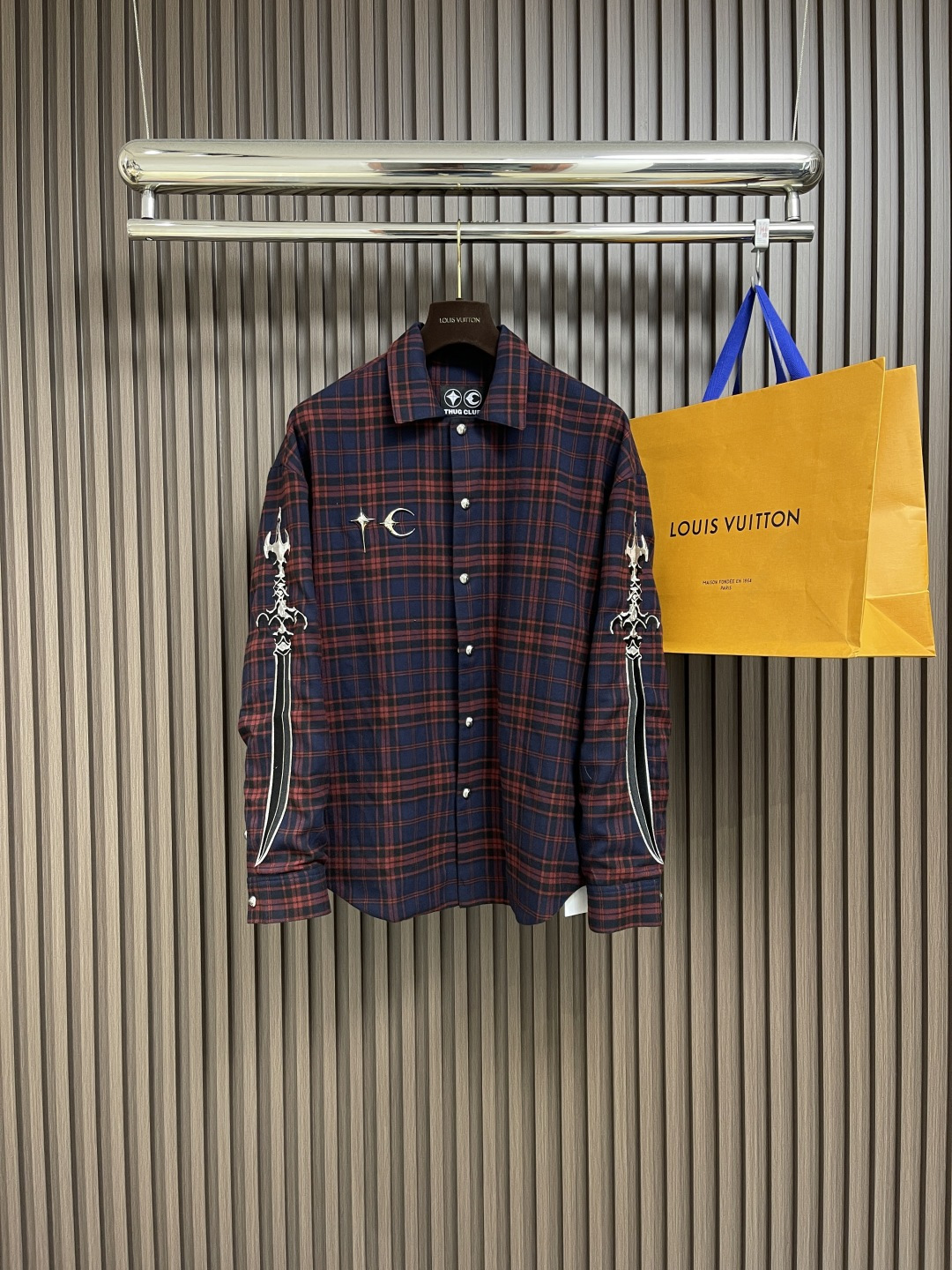 NO:134294,Thugclub TC 2025 ss Spring and summer new plaid lapel long-sleeved shirt, three-dimensional metal chapter embellishment on the front chest, sleeves and back echo sword embroidery, old three-dimensional metal buttons and closure placket, black lining fabric inside, loose style cut, same style for men and women. Size 1-2-3-4,,christian louboutin,alexander wang19860909thugclub TC 2025 ss春夏新款格纹翻领长袖衬衣,前胸立体金属章点缀,衣袖和后背呼应刀剑刺绣,做旧立体金属纽扣开合门襟,内里黑色里布面料,宽松版型剪裁 男女同款.尺码1-2-3-4,,christian louboutin,alexander wang,Men's clothing