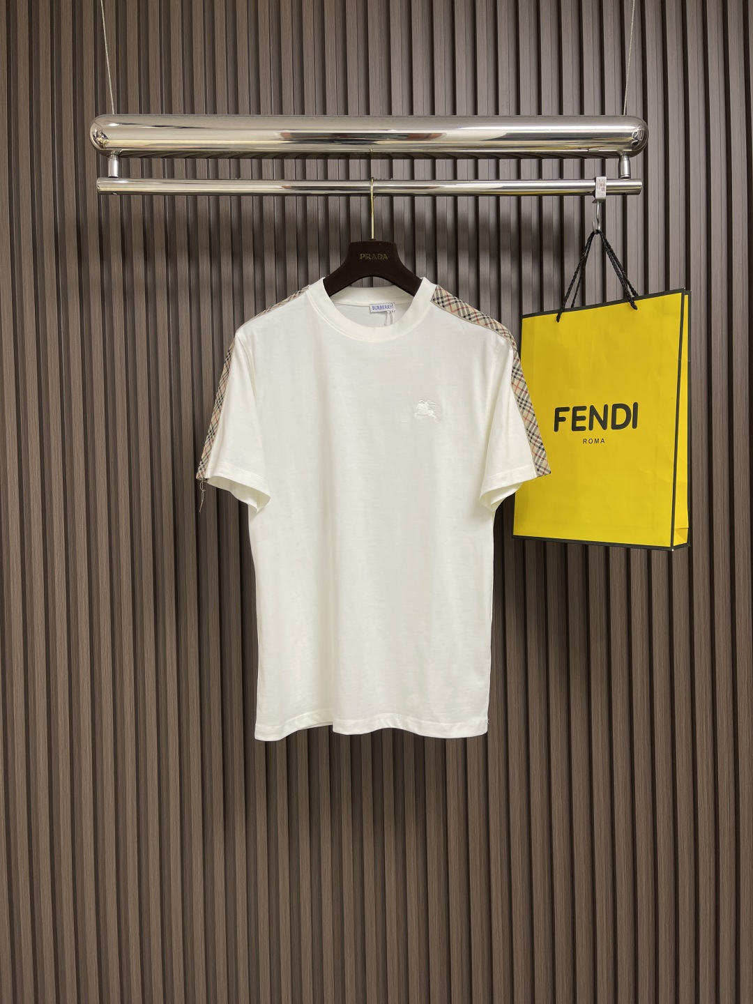 NO:132984,BURBERRY SS's new war horse embroidered round neck short-sleeved T-shirt, made of light flat cotton fabric, presenting a slim fit. Equestrian knight logo embroidery, sleeves are blended with burberry checked band. Size S-XL, burberry, T-shirt, tees, t-shirt, alexander wang19860909BURBERRY ss新款战马刺绣圆领短袖t恤,选用轻盈平织棉面料制成,呈现修身版型.点缀马术骑士徽标刺绣,衣袖融入 burberry格纹饰带.尺码S-XL,,burberry,T-shirt,tees，t-shirt,alexander wang,Men's clothing