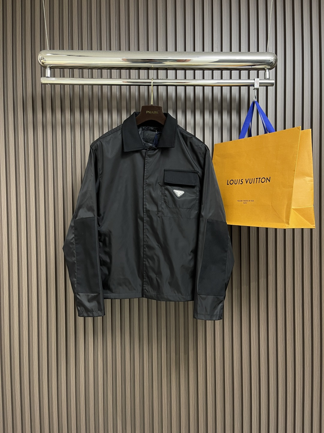 NO:134333,prada 2025SS lapel micro-label shirt jacket, this jacket is made of recycled nylon fabric, with denim design at the neckline and sleeves, highlighting the unique personality of the style. Original custom accessories, buttons and closures, and leather cards on the front chest. It is very fashionable and elegant. It is an indispensable part of men's wardrobe. The style is versatile, the same style as men and women, size 46-52, prada, jackets & coats,shirts,alexander wang19860909prada 2025SS翻领微标衬衫夹克,这款夹克采用再生尼龙面料制作而成,领口及袖子处搭配有牛仔布设计,彰显出款式的独特个性,原版定制辅料,纽扣开合,前胸饰有皮牌,穿着非常时尚大气,是男士衣橱必不可少之一,款式百搭,男女同款,尺码46-52,,prada,jackets & coats,shirts,alexander wang,Men's clothing