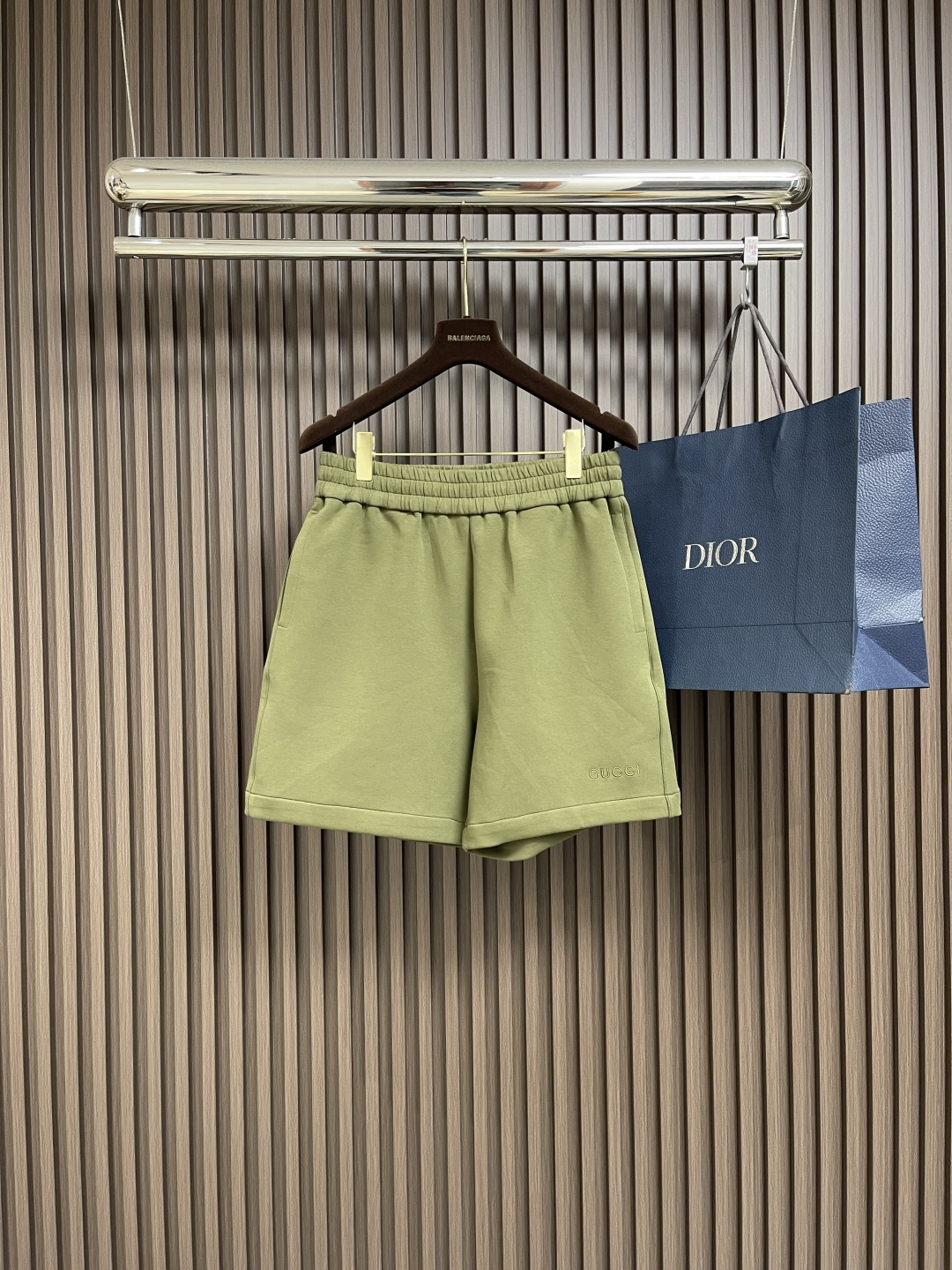 NO:134299,GUCCI new classic embroidered knitted shorts, this shorts are made of knitted fabric, with elastic waist rope at the waist, two pockets on the front pair are equipped with zippered design, the classic waist rope is paired with engraved English letters in G Home, and the trouser edges are embroidered with G Home's unique English embroidered letters, unique colors, novel styles, and comfortable upper body. It is a must-have item in the wardrobe. Size 46-52,, gucci, gucci, shorts, alexander wang19860909GUCCI 新款经典绣花针织短裤,这款短裤针织面料面料制作,腰头有松紧腰绳,前副配两个口袋配有后口袋配有拉链设计,经典腰绳搭配有刻有g家英文字母点缀,同时裤边绣有g家独特的英文绣花字母,颜色独特,款式新颖,上身舒适,属于衣橱的必备单品.尺码46-52,,gucci,gucci,shorts,alexander wang,Men's clothing