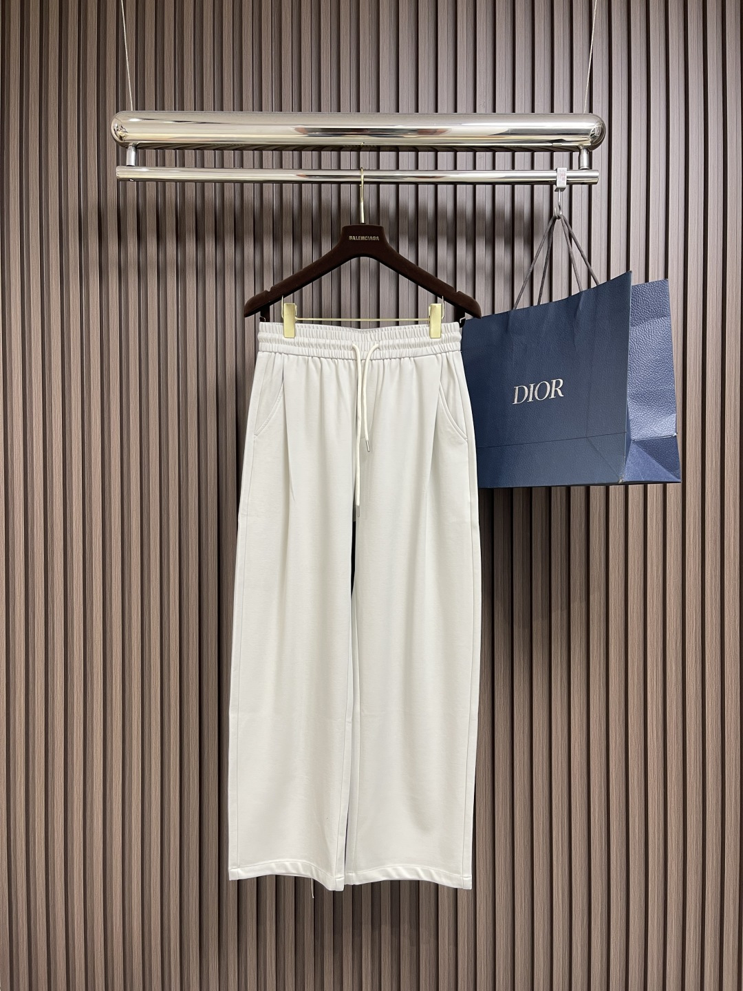 NO:134288,Dior loose straight-leg casual pants, refreshing and clean fashionable and versatile items, men's extremely rare off-white casual pants, the expression of a new fashion attitude, the classic gallery cutting process shows the low-key and noble nature. The customer-supplied fiber twill cotton fabric has a soft and delicate overall texture, smooth feel, breathable and comfortable, and delicate draped texture, excellent workmanship, neat and perfect line. The elastic waist drawstring design is matched with white CD letter patches in the back pocket, and the embellishment of the logo creates a fashionable effect that keeps pace with the times. The classic loose style brings a lot of surprises to the fashionable matching. Size XS-L,,dior,alexander wang19860909Dior 宽松直筒休闲裤,清爽干净的时髦百搭单品,男士极为稀罕的米白色休闲裤,全新时尚态度的表达,经典廊形裁剪工艺彰显低调与矜贵本质.客供纤维斜纹棉质面料,整体柔软细腻肌理性强大,手感爽滑,透气舒适及垂坠质感细腻,做工精良 走线齐整完美.松紧腰边抽绳设计搭配后口袋兜处白色cd字母贴饰,标识的点缀营造时俱进的时尚效果,经典宽松造型为时尚搭配带来满满惊喜.尺码XS-L,,dior,alexander wang,Men's clothing