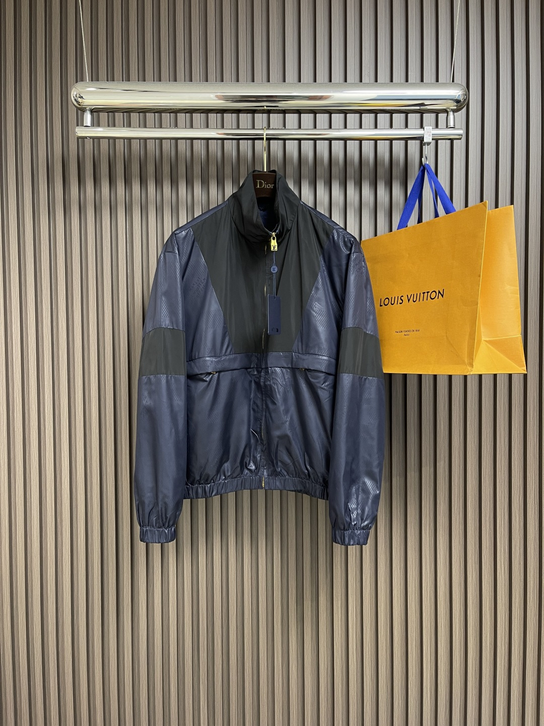 NO:134337,Tops, pants, P LV, dark pattern checkerboard sports jacket, trousers set, custom checkered technology nylon jacquard cloth, fine grille, fabric splicing, custom zipper. Trademark, overall wiring is straight and delicate, the fabric is comfortable and soft, the color is consistent and no color difference. It can be matched with the same style to create a fashionable look, control various occasions, customized auxiliary materials, complete three standards, the same style for men and women!  Size S-XL, louis vuitton, jackets & coats,alexander wang19860909上衣 裤子P LV 暗纹棋盘格运动外套长裤套装,定制方格科技尼龙提花布,细格里布,面料拼接,定制拉链 商标,整体走线平直细腻,面料舒适柔软,颜色一致无色差 能与同款搭配营造时尚造型,驾驭各种场合,定制辅料,三标齐全,男女同款！尺码S-XL,,louis vuitton,jackets & coats,alexander wang,Men's clothing