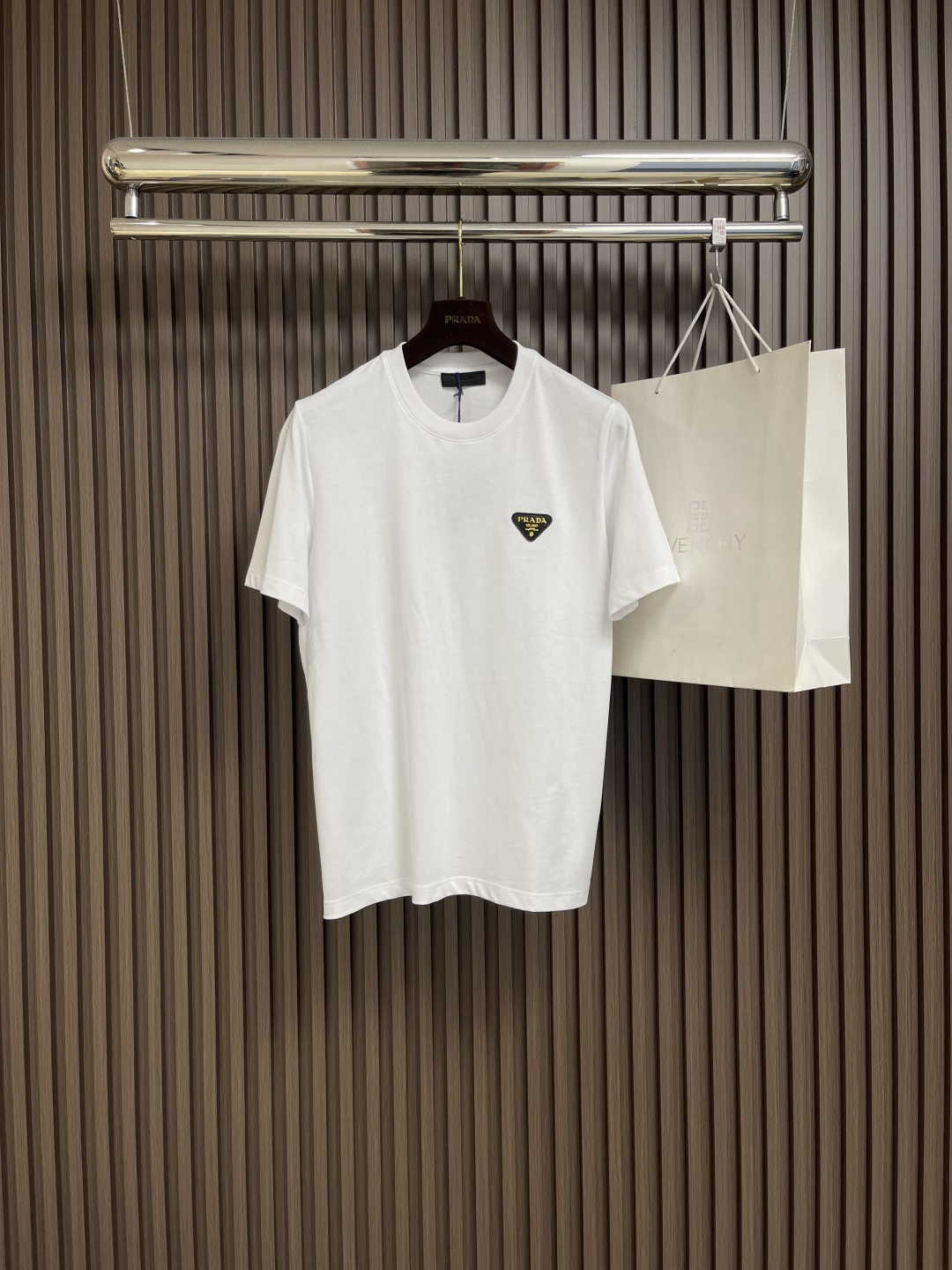 NO:134316,Prada short-sleeved T-shirt with triangular logo on chest, customized 40 single yarn jersey fabric, matched with 1*1 rootless thread, iconic triangle logo embellishes the chest, classic fashion, generous temperament, revealing the elegant style without any view. The infrared positioning of the 