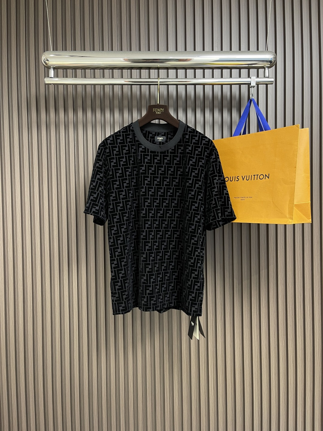 NO:134328,Top Shorts P fendi Black flocking T-shirt shorts set, black cotton double bead floor cloth material with 2*g thread, full texture of upper body, comfortable and breathable, matched with the same color, different ff flocking pattern, attracts the eye and improves the overall sense of high-end, exudes temperament, versatile ace, black cotton embossed material, full-frame decoration same color, different ff flocking pattern, concave and convex three-dimensional logo presents a different texture, wash water first, flocking then wash water (the customer can wash it after the second wash water) is delicate and touchable only after the second wash water process. The workmanship is complicated and complicated to take time, and the electrostatic flocking technology is used to be firm and difficult to fall off Size 48-54 S-XL,,fendi, shorts,tees, t-shirt,alexander wang19860909上衣 短裤P fendi 黑色植绒t恤短裤套装,黑色棉质双珠地布材质配套2*克螺纹 上身质感十足 舒适透气 搭配同色异调ff植绒图案 吸引眼球而又提高了整体的高级感 散发气质 百搭王牌,黑色棉质凸纹材质 全幅饰同色异调ff植绒图案 凹凸有致的立体logo呈现不一样的质感,先洗水后植绒再洗水（二次洗水后客户到手清洗不掉绒）经过二次洗水工艺处理才有的细腻触感 做工繁琐复杂耗时长,采用静电植绒技术 牢固不易脱落 尺码48-54 S-XL,,fendi,shorts,tees，t-shirt,alexander wang,Men's clothing