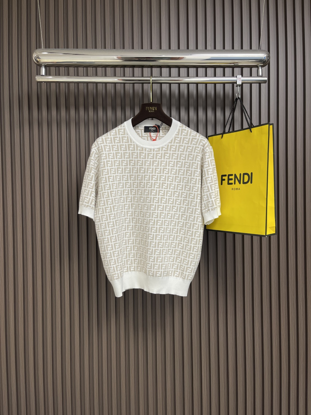 NO:134322,Fendi full-print ff knitted short-sleeved T-shirt, fixed-woven sticky glutinous silk brocade fabric, beige tone and white inlay to create a collision between classic and modern. The full-frame decoration is decorated with ff pattern inlaid, which is full of brand recognition. The imported German machine is organized by jacquard, precisely controlling the arrangement and interweaving of yarns, and carefully intertwined on the loom to form ff pattern inlaid. The seam three-dimensional seam is used, which makes the clothes appear more three-dimensional and fit the body by using specific sewing methods at the joints. The laundry washing water plus soft smell removal process is deeply cleaned and removed through professional washing equipment and specific detergents to improve the feel and appearance of the clothes. Size 48-54 S-XL,,fendi,T-shirt,tees,t-shirt,alexander wang19860909fendi 满印ff针织短袖T恤,定织黏糯天丝锦缎面料,米色基调与白色镶饰交织出经典与现代的碰撞,全幅饰以ff图案镶饰,品牌辨识度十足.德国进口机提花组织而成,精确地控制纱线的排列和交织方式,在织机上精心交织,形成ff图案镶饰.采用接缝立体缝线,它通过在接缝处使用特定的缝纫方法,使衣物呈现出更加立体和贴合身体的效果. 成衣洗水加软去味工艺,通过专业的洗涤设备和特定的洗涤剂,对衣物进行深度清洁和去味处理,改善衣物的手感和外观.尺码48-54 S-XL,,fendi,T-shirt,tees，t-shirt,alexander wang,Men's clothing