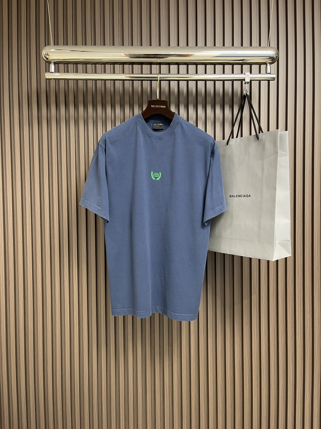 NO:134310,balenciaga wheat ear letter embroidered short-sleeved T-shirt, using 24s double yarn retro jersey knitted fabric, 180g; matched with 32s double yarn 1*1 thread, 340g.24s fabric is a medium thick thread, suitable for creating thick and crisp fabrics, with a slightly rough texture, which conforms to the 