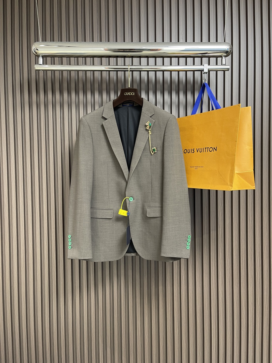 NO:134334,The whole set of LV 2025ss early spring new suit jacket and trousers set, customized green jewelry embellishments to show luxury. The iconic green logo button of the hand sleeve brand strongly demonstrates the brand's characteristics. The whole body shape still follows the aesthetic tone of VDengjia, bringing the ascetic minimalist style to the extreme. The complex craftsmanship concept and pattern logo are used to show off. Only the excellent tailoring and exquisite craftsmanship of high-quality fabrics are perfectly tailored and exquisite craftsmanship are used to please the public. Size 46-56,,louis vuitton, jackets & coats, business suit, alexander wang19860909整套 LV 2025ss早春新款西装外套西裤套装,定制绿色饰品点缀彰显奢华 手袖品牌标志性绿色标识logo纽扣很有力的彰显了品牌特质 通体的造型依然沿袭了v登家的美学基调 将禁欲系极简风发挥到极致 繁复的工艺概念和图案logo 来标榜 仅以优质的面料绝佳的剪裁以及精湛的工艺来取悦大众.尺码46-56,,louis vuitton,jackets & coats,business suit,alexander wang,Men's clothing