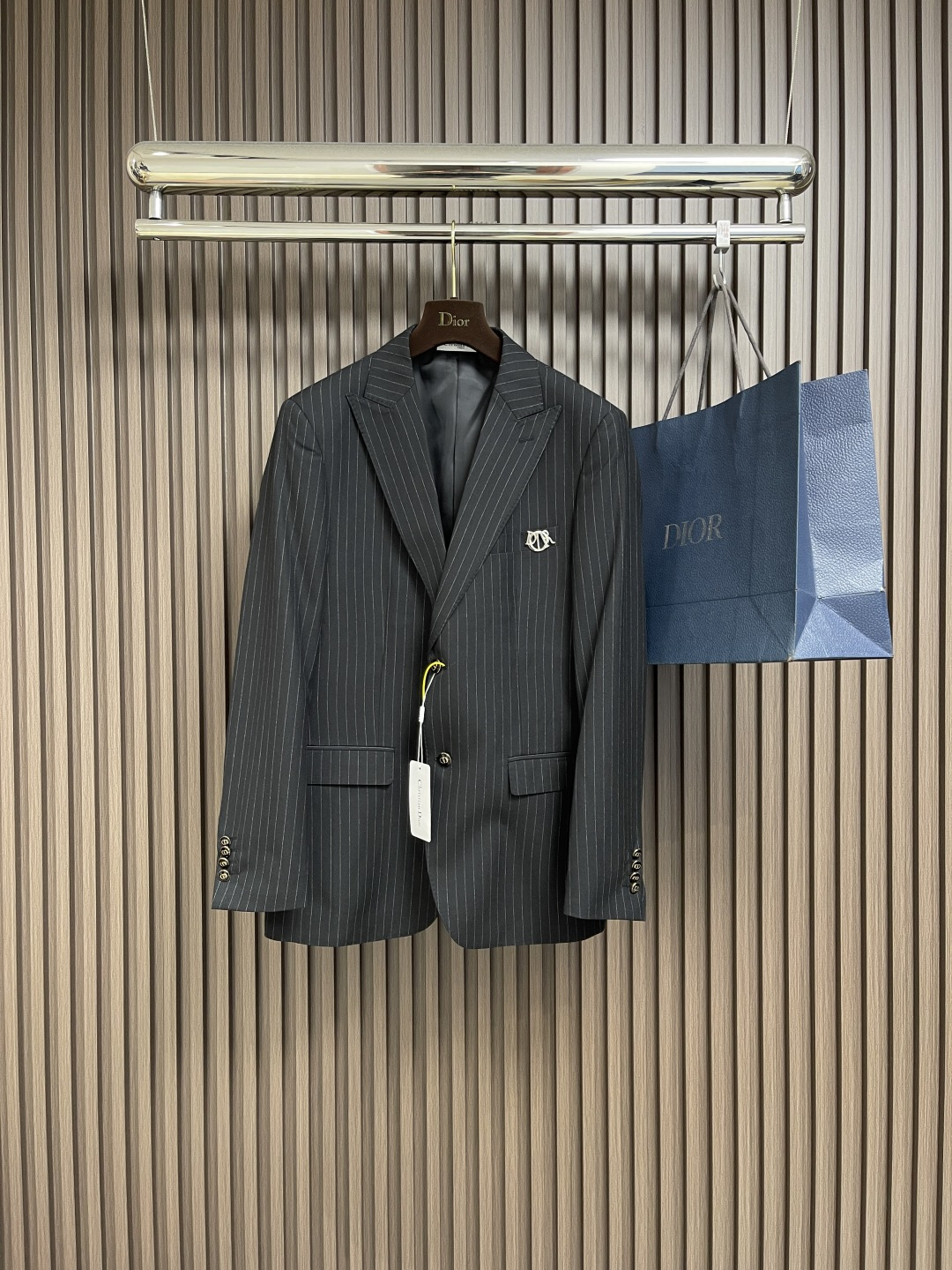 NO:134335,The whole set is removable and sold single suit P trousers P Dior 2025ss Spring and Autumn Men's casual light suit trousers suit.  The overall outline tends to be simple, the chest hardware logo embellishes a luxurious and scheming design, unique fabric characteristics, extremely superior breathability, perfect hand-made keyholes, edge-blocking lines are all hand-stitched by the workshop's top tailor masters. Customized exclusive buttons are extremely beautiful, and each button is unique. The color matching is light and versatile, classic Italian modern business slim tailoring, full of upper body shape, capable and elegant, with perfect lines, which easily highlights temperament. It is an excellent styling tool for the dressing season!  trousers yards 29-38 Suit yards 46-58,,dior,business suit,alexander wang19860909整套可拆卖 单西服P 西裤P Dior 2025ss春秋男士休闲轻便西装西裤套装．整体轮廓趋于简约风格,胸口五金logo点缀颇为奢华且心机的设计,独一无二的面料特质,透气性极为优越,完美的手工锁眼,包边走线均由工坊顶级裁缝大师纯手工缝制,定制专属纽扣极富美感,且每粒扣都是独一无二的存在,配色轻熟百搭,经典意式现代商务修身剪裁,上身型款十足,干练而优雅,线条感完美,极易凸显出气质,属于穿搭季绝佳的造型利器！西裤码数29-38 西服码数46-58,,dior,business suit,alexander wang,Men's clothing