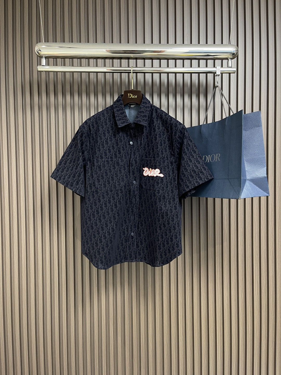 NO:134331,Top Shorts P Dior 25ss New Short Sleeve Shirt Shorts Set, from and Kaws Limited Series Short Sleeve Denim Jacket. It is carefully crafted from blue cotton blend denim fabric, decorated with classic oblique prints, green and Kaws embroidery patches, reinterpreted in a colorful snake shape. With two chest patch pockets, it can be matched with the same denim for a casual and fashionable look. Size S-XL,,dior, shorts, jackets & coats,shirts,T-shirt,alexander wang19860909上衣 短裤P Dior 25ss新款短袖衬衫短裤套装,来自 and kaws限定系列短袖牛仔外套.采用蓝色棉质混纺牛仔面料精心制作,通体饰以经典的 oblique 印花,搭配绿色 and kaws 刺绣补丁,以彩色蛇形重新诠释 标志.带有两个胸前贴袋,可与同款牛仔搭配,打造休闲时尚造型.尺码S-XL,,dior,shorts,jackets & coats,shirts,T-shirt,alexander wang,Men's clothing