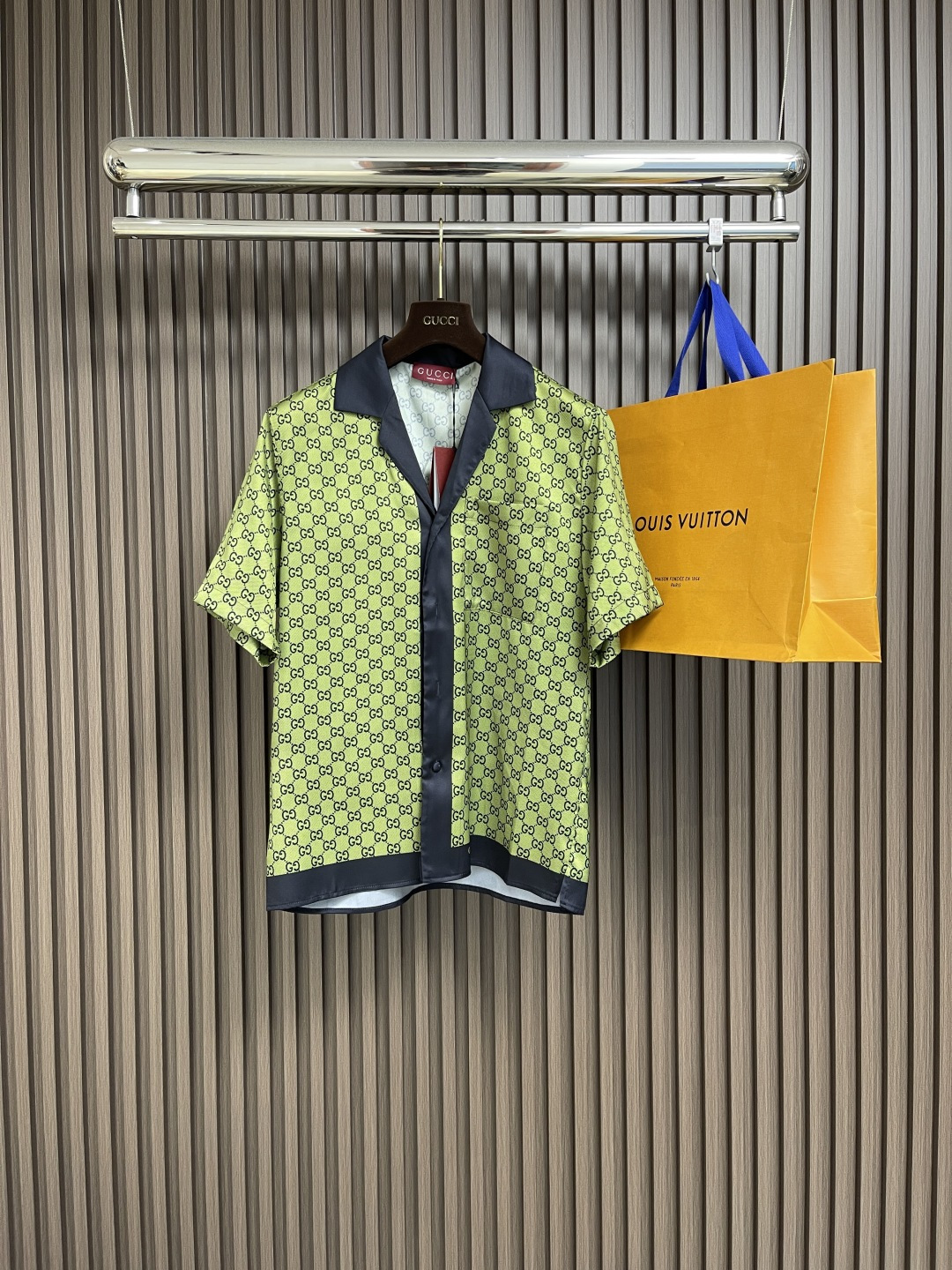 NO:134329,Top Shorts P gucci printed silk short-sleeved shirt and shorts set, made of custom green and dark blue twill mulberry silk fabric, side slits, printed decorations all-in-one, and mother-of-pearl buttons. They are comfortable and unrestrained, showing their fashionable charm. Whether it is business negotiation or leisure time, they can be easily controlled and show their unique taste!  Customized auxiliary materials, complete three standards, the same style as men and women!  Size 46-52 S-XL, gucci, shorts,shirts,T-shirt,alexander wang19860909上衣 短裤P gucci 印花蚕丝短袖衬衫短裤套装,采用定制绿色和深蓝色斜纹桑蚕丝面料打造,侧开衩,通体缀饰印花装饰,并饰以珍珠母贝纽扣,穿着自在无拘束,尽显时尚魅力,无论是商务洽谈还是休闲时光,都能轻松驾驭,彰显独特品味！定制辅料,三标齐全,男女同款！尺码46-52 S-XL,,gucci,shorts,shirts,T-shirt,alexander wang,Men's clothing