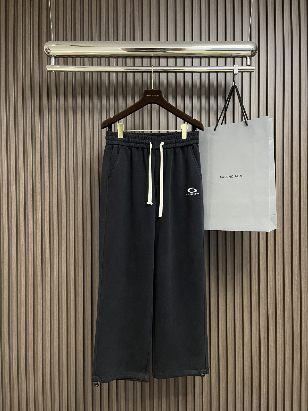 NO:134308,Balenciaga 2025SS early spring new straight-leg casual sleeves, simple and fashionable new custom fabric, comfortable to wear, low-key and luxurious, very classy, ​​with a gradient design of trousers, fashionable and high-end, no need to say much about the trousers style and cutting, the upper body is exquisite and vivid.  True first-class quality, truly palace-level elastic pants, excellent quality, and are very soft after heavy washing!  Not picky about people, the upper body is absolutely stylish and extremely luxurious. Size M-3XL, balenciaga, alexander wang19860909Balenciaga 2025SS早春新款直筒休闲卫裤,简约时尚新款定制面料,身穿手感舒适 低调不失奢华 非常有档次搭配裤脚渐变设计时尚高端 裤型款式和裁剪亦无需多言 上身精致跃然．真正一等一顶级质料 真正殿堂级的松紧裤,品质卓然,经过重水洗使得很柔软！不挑人 上身绝对的有型 极度奢华.尺码M-3XL,,balenciaga,alexander wang,Men's clothing