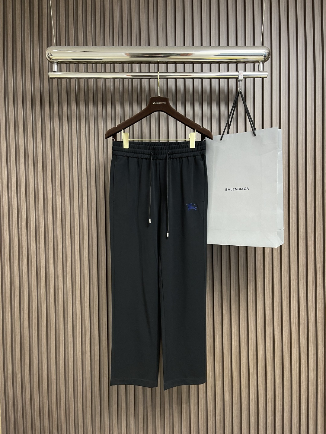 NO:134311,Burberry 2025SS early spring new casual pants, using customer-supplied pure cotton fabric, the horse logo logo highlights the brand characteristics, the waist pulling design is adjustable at will, the pins are very fine, only imported machines can make it, the upper body is fashionable and generous, and it is easy to match with clothing. Size M-3XL, burberry, alexander wang19860909Burberry 2025SS早春新款休闲裤,采用客供纯棉面料,战马logo标志彰显品牌特征,腰部抽身设计随意调节大小,针脚非常细密只有进口机器才能制成,上身时尚大方极易搭配服饰.尺码M-3XL,,burberry,alexander wang,Men's clothing