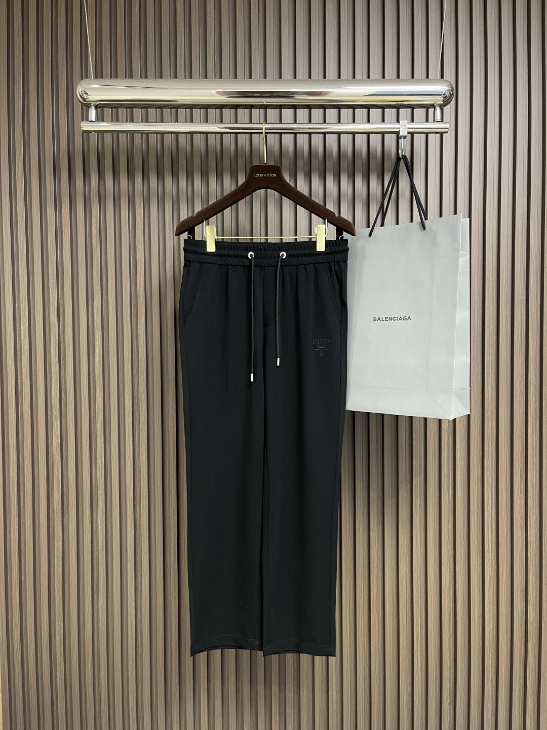 NO:134314,Prada  2025SS early spring new straight-leg casual pants, this fashionable casual men and women same style spliced ​​straight-leg pants have become the new favorite of trendy experts with its unique design and comfortable wearing experience. The pants are spliced ​​and show a unique sense of fashion. The straight-leg style is smoothly cut, which not only modifies the leg shape but also retains enough space for movement. Both men and women can easily control it, showing the personality charm. The fabric is made of high-quality blended materials, which are soft and skin-friendly, and have good breathability. Even if worn for a long time, it can be kept dry and comfortable. Details are exquisitely processed, such as exquisite stitching and practical pocket design, all reflecting ingenuity. Whether it is daily travel, casual gathering or light sports, this spliced ​​straight-leg pants can become your ideal choice, allowing you to wander freely between fashion and comfort and lead the new trend. Size M-3XL, prada, alexander wang19860909Prada 2025SS早春新款直筒休闲裤,这款时尚休闲男女同款拼接直筒裤,以其独特的设计与舒适的穿着体验,成为潮流达人的新宠.裤子采用拼接设计,展现出别具一格的时尚感.直筒版型剪裁流畅,既修饰腿型又保留足够的活动空间,无论男女都能轻松驾驭,彰显个性魅力.面料选用优质混纺材料,柔软亲肤,透气性好,即便长时间穿着也能保持干爽舒适.细节处理精致,如精致的缝线、实用的口袋设计,无不体现出匠心独运.无论是日常出行、休闲聚会还是轻度运动,这款拼接直筒裤都能成为你的理想选择,让你在时尚与舒适间自由游走,引领潮流新风尚.尺码M-3XL,,prada,alexander wang,Men's clothing