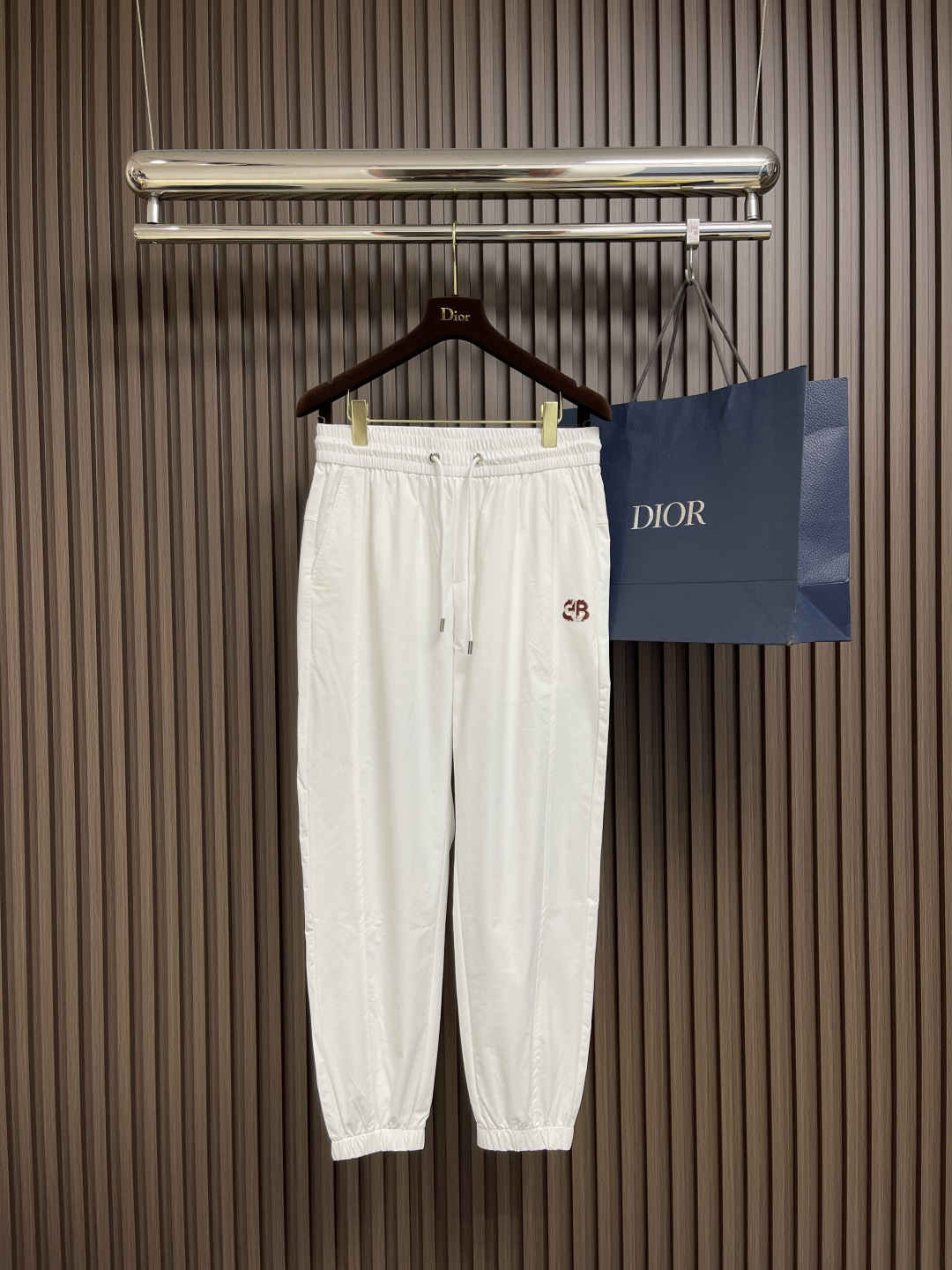 NO:134317,BALENCIAGA 2025FW early spring leg trousers, the waist tendons are pressed by special machines, all sewing threads are made of elastic threads, the ribbed thighs on the feet are comfortable and skin-friendly, wear-resistant and wear-resistant, and breathable. Before cutting, high-temperature heat shrinkage process is passed to make the selected high-quality blended fiber velvet fabric not deformed, color-distortion, and excellent breathability for a long time to wear but not easily deform. The inner edge of the pants has no extra thread. The quality comes from the details. The pants are three-dimensional tailored slim sweatpants. Size L-4XL, balenciaga, alexander wang19860909BALENCIAGA 2025FW早春束腿卫裤,裤腰牛筋均采用专机压制,所有缝制线均采用弹力线缝制,脚口罗纹束口舒适亲肤,耐磨耐穿,透气性高,裁剪之前经过高温热缩工艺,让精选优质混纺纤维丝绒面料不变形不掉色透气性极佳久穿而不易变形裤子内部包边没有多余的线头品质源于细节非常显档次裤型属于立体剪裁修身卫裤.尺码L-4XL,,balenciaga,alexander wang,Men's clothing