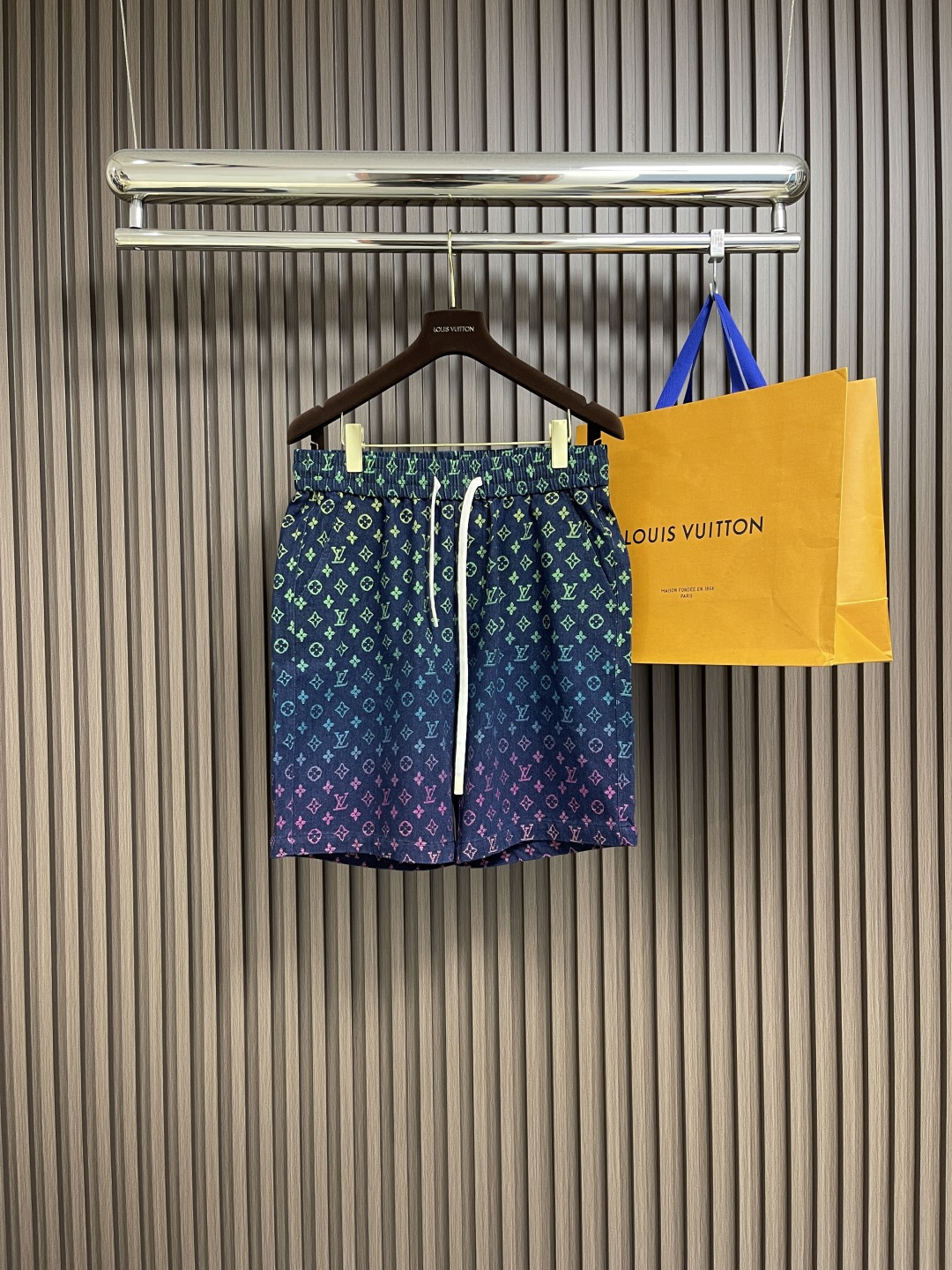 NO:134320,LV 2025SS Spring and summer new high-craft jacquard denim shorts, classic monogram brand printing, heavy industry gradient jacquard, vintage washing cowboy tannin fabric, same-colored fabric effect on the back, custom logo leather brand loose straight cut!  Same style for men and women. Size L-XL-XXL, louis vuitton, shorts, alexander wang19860909LV 2025SS 春夏新款高工艺提花牛仔短裤,经典monogram品牌印花,重工满身渐变提花,古着洗水牛仔丹宁面料,反面同色系织纹效果,定制logo皮牌宽松直筒剪裁！男女同款.尺码L-XL-XXL,,louis vuitton,shorts,alexander wang,Men's clothing