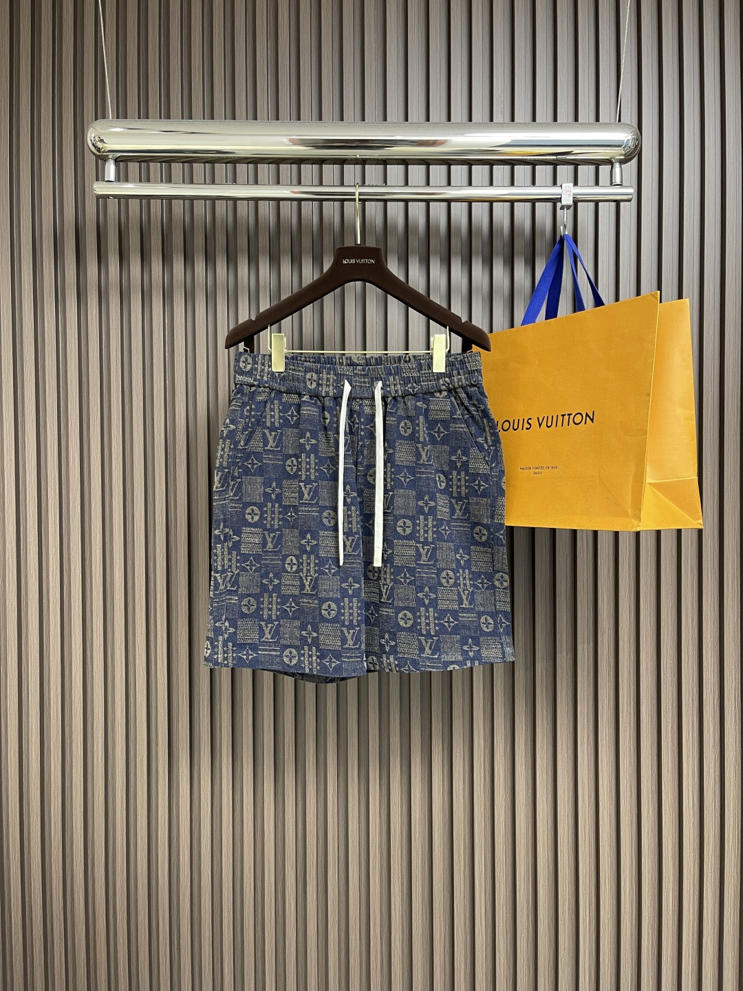 NO:134326,LV men's casual and fashionable three-dimensional logo logo shorts cotton crop pants, thick texture!  Solid materials!  The texture is also very strong!  Sweat absorbs, wet, and odor-proof. The overall concise and neat!  Size L-XL-XXL, louis vuitton, shorts, alexander wang19860909LV 男士休闲时尚立体logo标识短裤棉质五分裤,质地厚实！用料扎实！纹路感也很强！吸汗 拍湿 防臭.整体简洁利落！尺码L-XL-XXL,,louis vuitton,shorts,alexander wang,Men's clothing