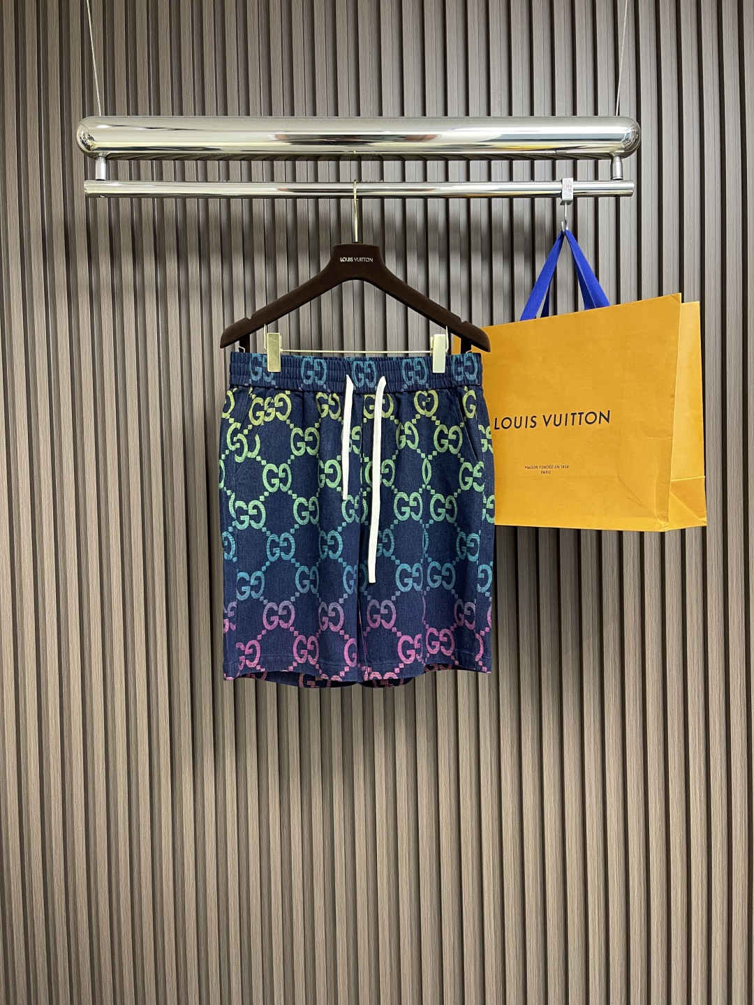 NO:134323,Gucci 2025SS gradient double G printed shorts can be paired with various T-shirts in the same season to create a fashionable look, control various occasions, customize auxiliary materials, complete three standards, the same style as men and women!  Size L-XL-XXL, gucci, shorts, tees, t-shirt, alexander wang19860909Gucci 2025SS渐变双G印花短裤,能与同季各类T恤搭配营造时尚造型,驾驭各种场合,定制辅料,三标齐全,男女同款！尺码L-XL-XXL,,gucci,shorts,tees，t-shirt,alexander wang,Men's clothing