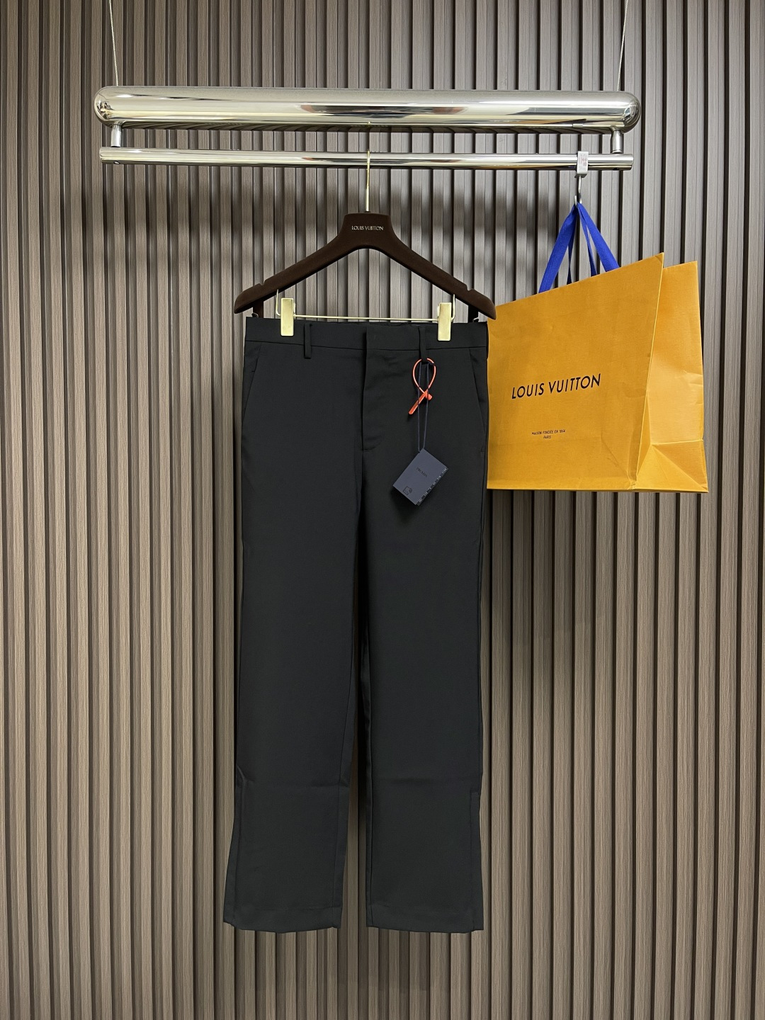 NO:137568,Prada ss spring and summer new casual pants, straight-leg classic style, a good match for both business and casual. The embellishment design of the triangle logo greatly improves the comfort of the waist. The fabric is made of blended material, skin-friendly, breathable, and the washing process makes the fabric soft and has a very crisp feeling. Size 48-54 S-XL 48=S,,prada,alexander wang19860909Prada ss春夏新款休闲裤 直筒经典款式 商务休闲都能很好搭配的一款 三角标志的点缀的设计大大提升的腰部舒适性合体的剪裁,面料采用混纺材质 亲肤 透气 水洗工艺让面料柔软的同时 又有很好的挺括感. 尺码48-54 S-XL 48=S,,prada,alexander wang,Men's clothing