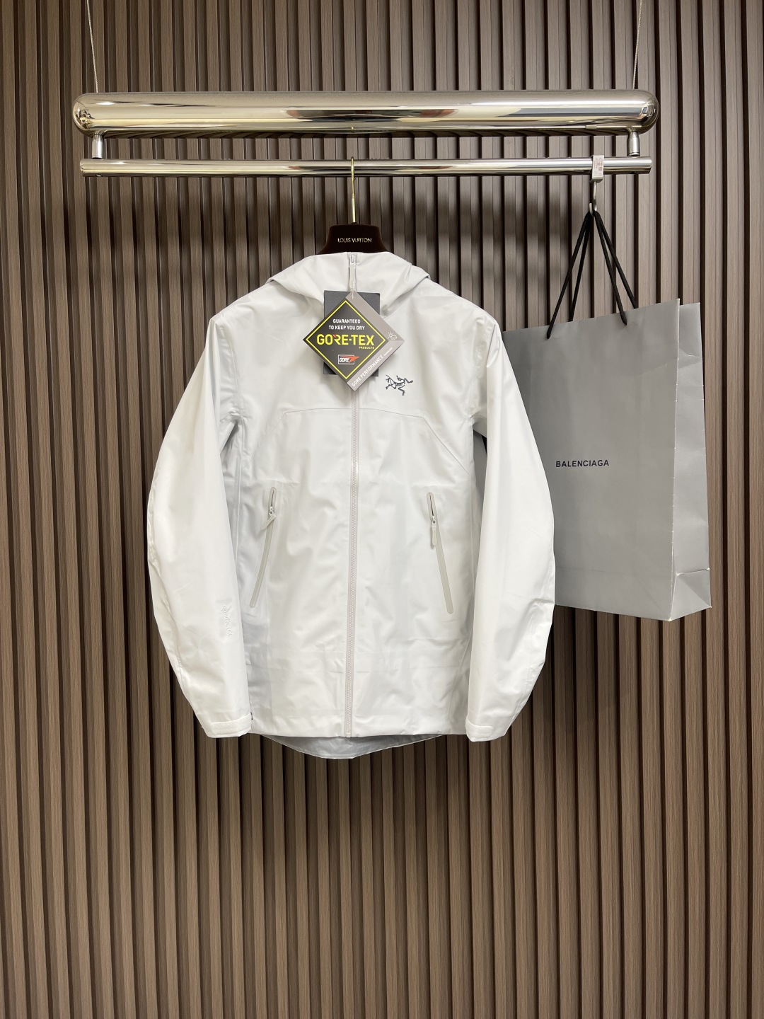 NO:137570,ARCTERYX Bate Lt Jacket hard shell series, gore-tex waterproof, windproof, breathable, lightweight, wear-resistant, basic series multi-purpose high-performance clothing is suitable for wearing a variety of activities and environments. The hand pocket is equipped with watertightTM zipper, high-performance simple design, lightweight and wear-resistant, cuff and sleeve design, punch-cut velcro Velcro cuff buckle, reduce burden. Size S-XXL, arc'teryx, alexander wang19860909ARCTERYX始祖鸟 Bate Lt Jacket硬壳系列,gore-tex防水、防风、透气、轻量、耐磨,基础系列多用途高性能服装适合多种活动和环境穿着,插手口袋设有watertightTM拉链,高性能的简约设计,轻量而耐磨,袖口及袖子设计,冲切velcro魔术贴袖口粘扣带,减累赘.尺码S-XXL,arc'teryx,alexander wang,Men's clothing