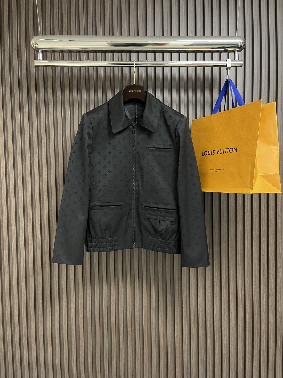 NO:137553,LV SS jacquard jacket, jacquard cotton fabric, jacquard inner lining, full-frame monogram jacquard presents a subtle texture, elastic waist freeze sporty style, wired pockets add a formal look, sophisticated high-quality texture, loose waist style, same style for men and women. Size S-XL,,louis vuitton, jackets & coats, jackets & coats, alexander wang19860909LV SS提花夹克外套,提花棉质面料,提花内里,全幅 monogram 提花呈现微妙质感,弹性腰部定格运动风尚,嵌线口袋再添正装气息,精工制作 高级质感,宽松束腰款 男女同款.尺码S-XL,,louis vuitton,jackets & coats,jackets & coats,alexander wang,Men's clothing