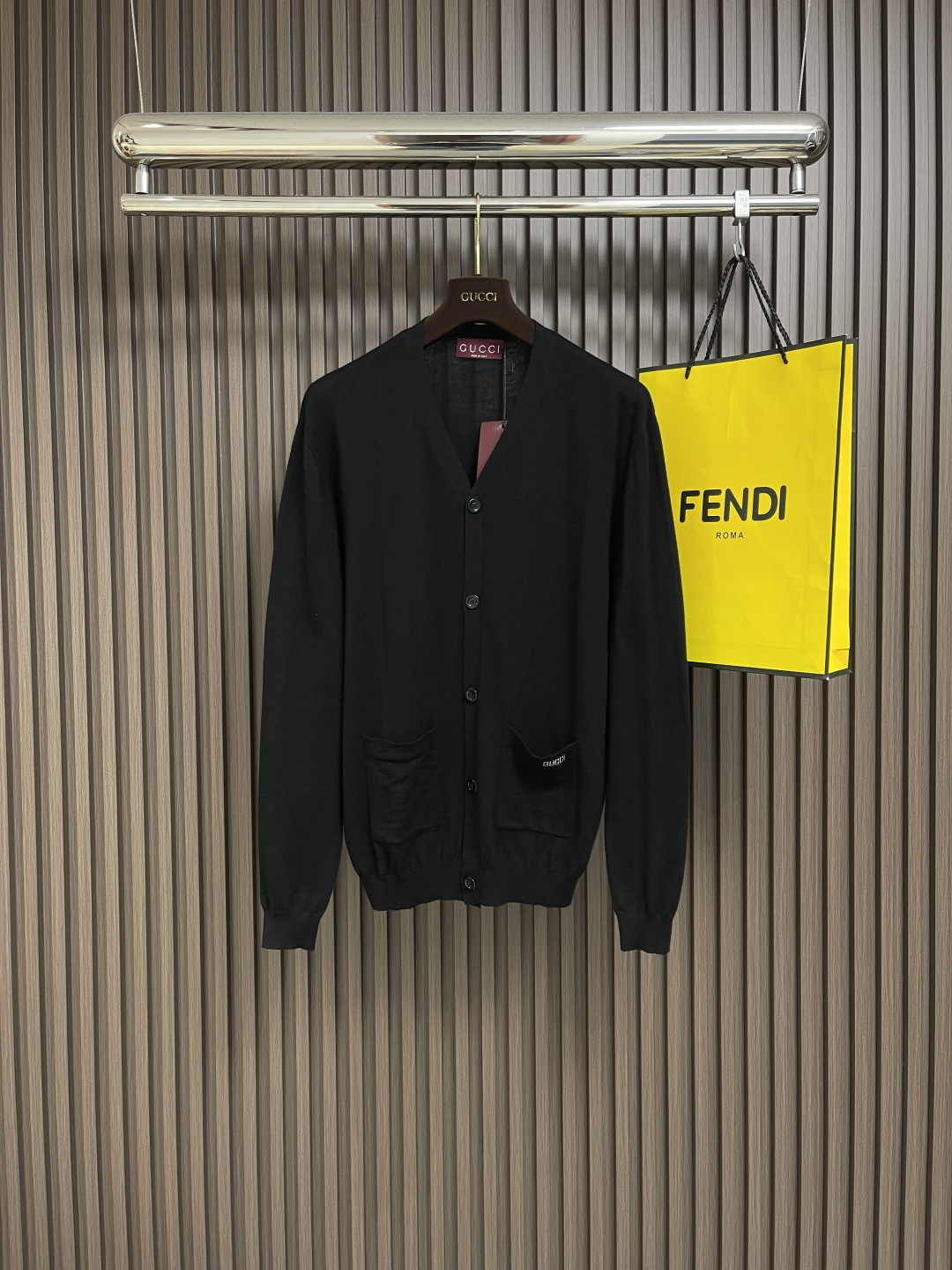 NO:137595,GUCCI ss new fine wool knitted cardigan, with exquisitely embellished gucci inlays on the front pocket. V-neck and button closure make the whole design more charming. Size S-XL, gucci, alexander wang19860909GUCCI ss新款精细羊毛针织开衫,正面口袋缀饰精美的gucci嵌花.v领和纽扣开合令整款设计更具魅力.尺码S-XL,,gucci,alexander wang,Men's clothing