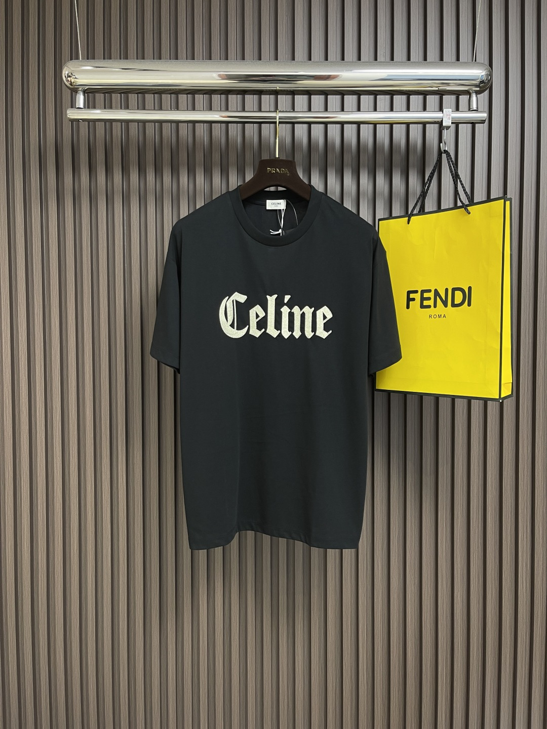 NO:137571,Celine 3d flat embroidery short-sleeved T-shirt, the fabric is made of 50 plain cotton fabric, the fabric is made of Xinjiang small cotton. The thread is made of 1*1 Solona mercerated thread, the thread is made of mercerated inner woven. 3d flat embroidery, the embroidery is made of imported Tajima machine, fixed dyeing and fixed weaving embroidery thread. The number of garment embroidery needles is as high as 32,000 stitches. Size S-M-L, celine, T-shirt,tees, t-shirt,alexander wang19860909celine 塌米3d平面刺绣短袖T恤,面料采用50支平纹纯棉面料,该款面料采用新疆小棉花定织而成.螺纹 采用1*1索罗娜丝光螺纹,该款螺纹采用丝光内织而成.采用3d塌米平面立体刺绣,该款刺绣采用进口田岛机,定染定织绣花线.成衣刺绣针数高达3.2万针.尺码S-M-L,,celine,T-shirt,tees，t-shirt,alexander wang,Men's clothing