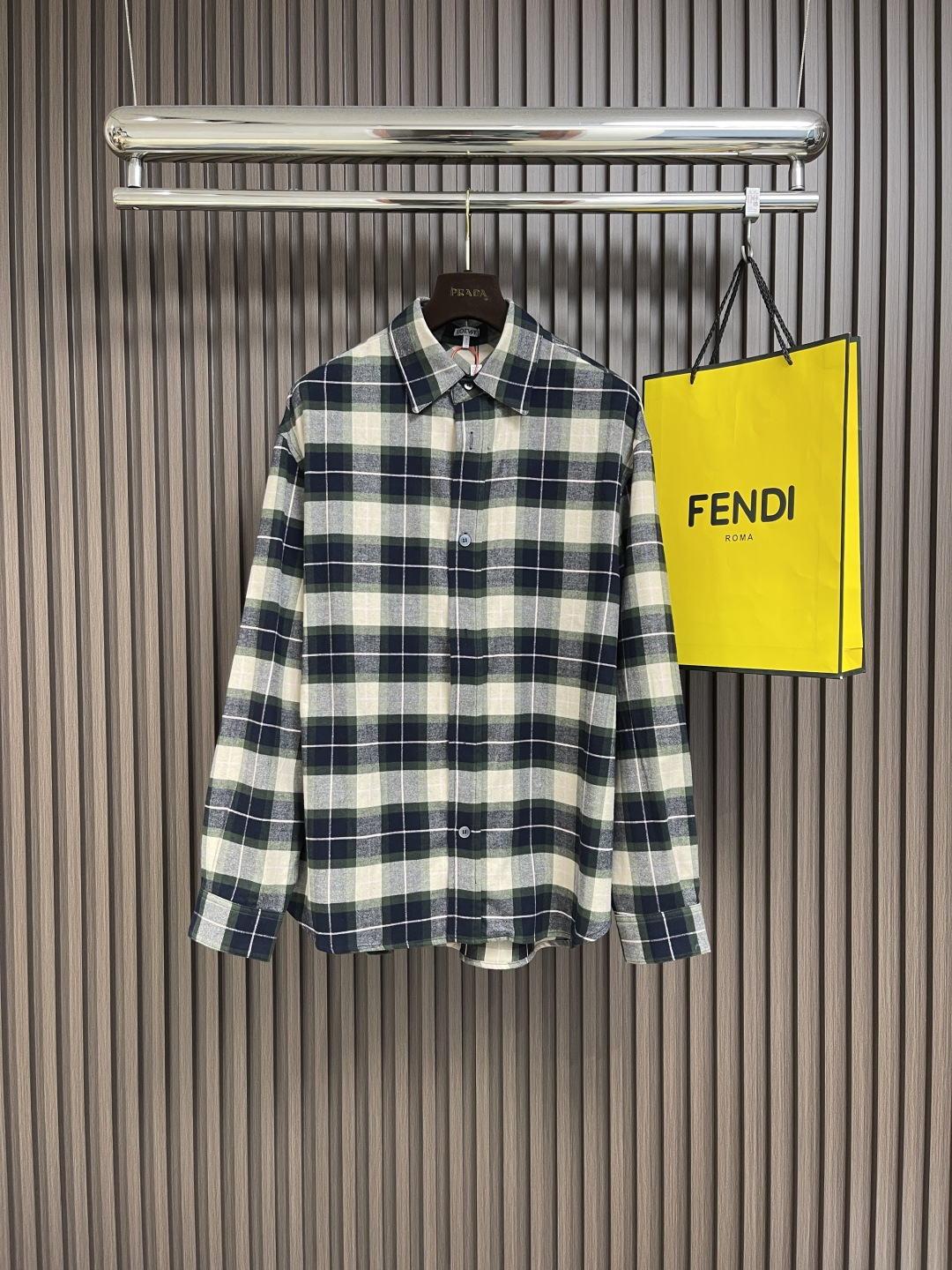 NO:137573,loewe  The plaid leather zipper jacket is customized with 32-channel flannel fabric, and the full frame is decorated with loewe plaid totem, entangled with architectural precision lines, and the collar and cuffs are decorated with loewe leather. The brand is implanted with iconic brand without any intention. The buttons and hidden zipper opening and closing are infinitely matched, and can be called a magician in the fashion industry. The infrared positioning cutting bed is used to achieve accurate positioning of the material through infrared transmitters and infrared receivers, and the accuracy can reach the micron level, thus meeting the  The effect of high-precision cutting of the alignment strip. The integrated zipper closure process of hidden-mounted zipper closures is covered by double-layer fabric superposition process, reducing joints through continuous cutting process, and the zipper fabric tape is sandwiched between the closure edge and the body. The invisible zipper and precise closure eliminate visual cracking. The fabric abrasion process uses mechanical friction to rub the surface of the fabric through a high-speed rotating mat, adjusting the time and strength to control the fluff density and improving its texture and comfort. Size 38-39-40-41  S-XL, loewe, jackets & coats,alexander wang19860909loewe 格纹皮革拉链外套,定制经32道缩绒工艺的法兰绒面料,全幅饰以loewe格纹图腾,以建筑般的精密线条纠缠,衣领和袖口兼饰以loewe皮革,植入品牌标志性而不显刻意,纽扣和隐藏式拉链开合,无限搭配可能,堪称时装界的魔术师.红外线定位裁床,通过红外发射器和红外接收器来实现对材料的精准定位,精度可达到微米级别,从而满足对位对条高精度裁剪的效果.暗嵌对格一体式拉链门襟工艺,通过双层面料叠加工艺遮盖拉链齿,通过连裁工艺减少接缝,将拉链布带夹缝于门襟贴边与衣身之间,隐形拉链与精准对格消除视觉割裂感,面料磨毛工艺,利用机械摩擦,通过高速旋转的磨毛机摩擦面料表面,调整时间与力度以控制绒毛密度,提升其质感舒适度.尺码38-39-40-41 S-XL,,loewe,jackets & coats,alexander wang,Men's clothing