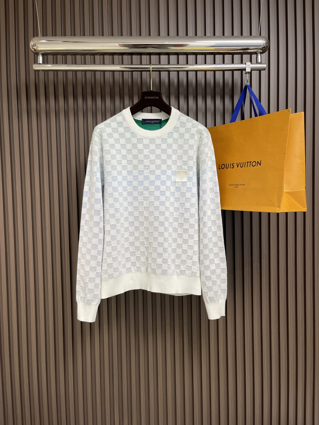 NO:137592,LV gradient checkerboard knitted round neck long-sleeved sweatshirt is woven with customized cotton yarn, yarn is fixed and dyed, high-quality texture, comfortable and soft skin-fitting, the neckline is plain and has a highlight of details, the whole body gradient checkerboard is crocheted, and the chest is decorated with embroidered letters logo patterns to show high-end positioning and fashionable tone. It can be matched with multiple types of clothing to create a fashionable look, customized auxiliary materials, complete three standards, the same style as men and women!  Size S-XL, louis vuitton, hoodie, sweatshirts, alexander wang19860909LV 渐变棋盘格针织圆领长袖卫衣,采用定制棉质纱线织造,纱线定织定染,质感高级,舒适柔软贴肤,领口素色包边突出细节,通体渐变棋盘格钩花铺陈,胸前饰以刺绣字母徽标图案装饰,彰显高级定位和时尚调性,能与多类型服饰搭配营造时尚造型,定制辅料,三标齐全,男女同款！尺码S-XL,,louis vuitton,hoodie,sweatshirts,alexander wang,Men's clothing