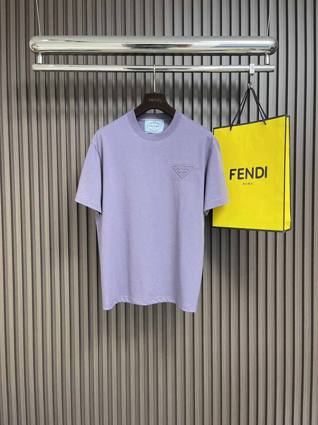 NO:137580,Prada SS smoke purple embossed logo couple short-sleeved T-shirt, high-end smoke purple color matching, full temperament ~ This pd short-sleeved short-sleeved, really amazing~ Very special smoke purple, it is also one of the few alternatives in the wardrobe!  The cooler color is very outstanding in the upper body, and the commuter style that is fashionable and beautiful in the upper body makes the skin look white!  The short sleeves are made of customer-supplied knitted cotton fabric, with solid texture and skinny texture. The upper body is shaped and will not collapse. The threads printed and dyed in the same color and cylinder are spliced. They are not easy to change after washing. The texture details are well grasped. The classic triangle logo embellishment on the chest shows the attitude of the produced P. The loose os style is cut to cater to the current trendy aesthetic!  Same style for men and women. Size XS-L, prada, T-shirt,tees, t-shirt,alexander wang19860909prada SS烟紫色浮雕logo情侣款短袖t恤,高级感烟紫色配色,气质满分～这款pd短袖,真的超赞～很特别的烟紫色 也是衣柜里为数不多的另类吧！比较清冷的颜色,实物上身很出彩,属于时髦精的通勤款上身很衬肤色白净！短袖采用客供针织棉面料制作,质感扎实有骨感 上身显型,不会拉塌掉型,同色同缸印染的螺纹拼接 久洗都不易变型,质感细节把握到位 胸前经典三角标浮雕logo点缀,彰显出品p态度 宽松os版型裁剪,迎合当下的潮流审美！男女同款.尺码XS-L,,prada,T-shirt,tees，t-shirt,alexander wang,Men's clothing