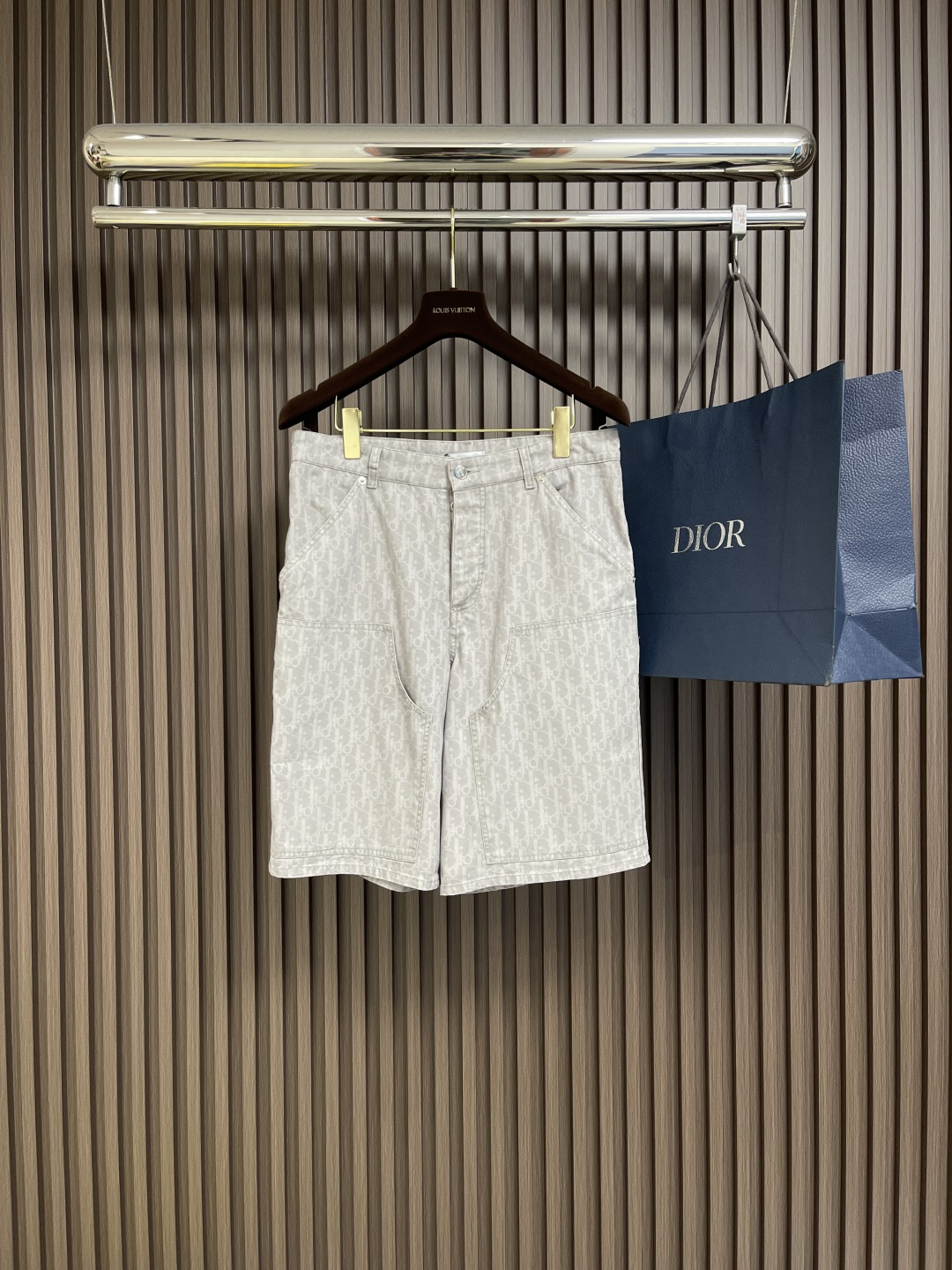 NO:137583,Dior Ss's new workwear jeans show off oblique prints, reinterpreting the workwear style with casual tailoring. They are carefully crafted from gray cotton denim, and the whole body is decorated with classic oblique prints to show elegance. They can be matched with matching shirts to create pattern-style shapes. Size S-XL, dior, jeans, shirts, alexander wang19860909Dior ss新款工装牛仔裤,展示 oblique 印花,以休闲剪裁重新演绎工装风格.采用灰色棉质牛仔布精心制作,通体饰以经典的oblique 印花,彰显优雅气质.可与配套衬衫搭配,打造图案风格的造型.尺码S-XL,,dior,jeans,shirts,alexander wang,Men's clothing