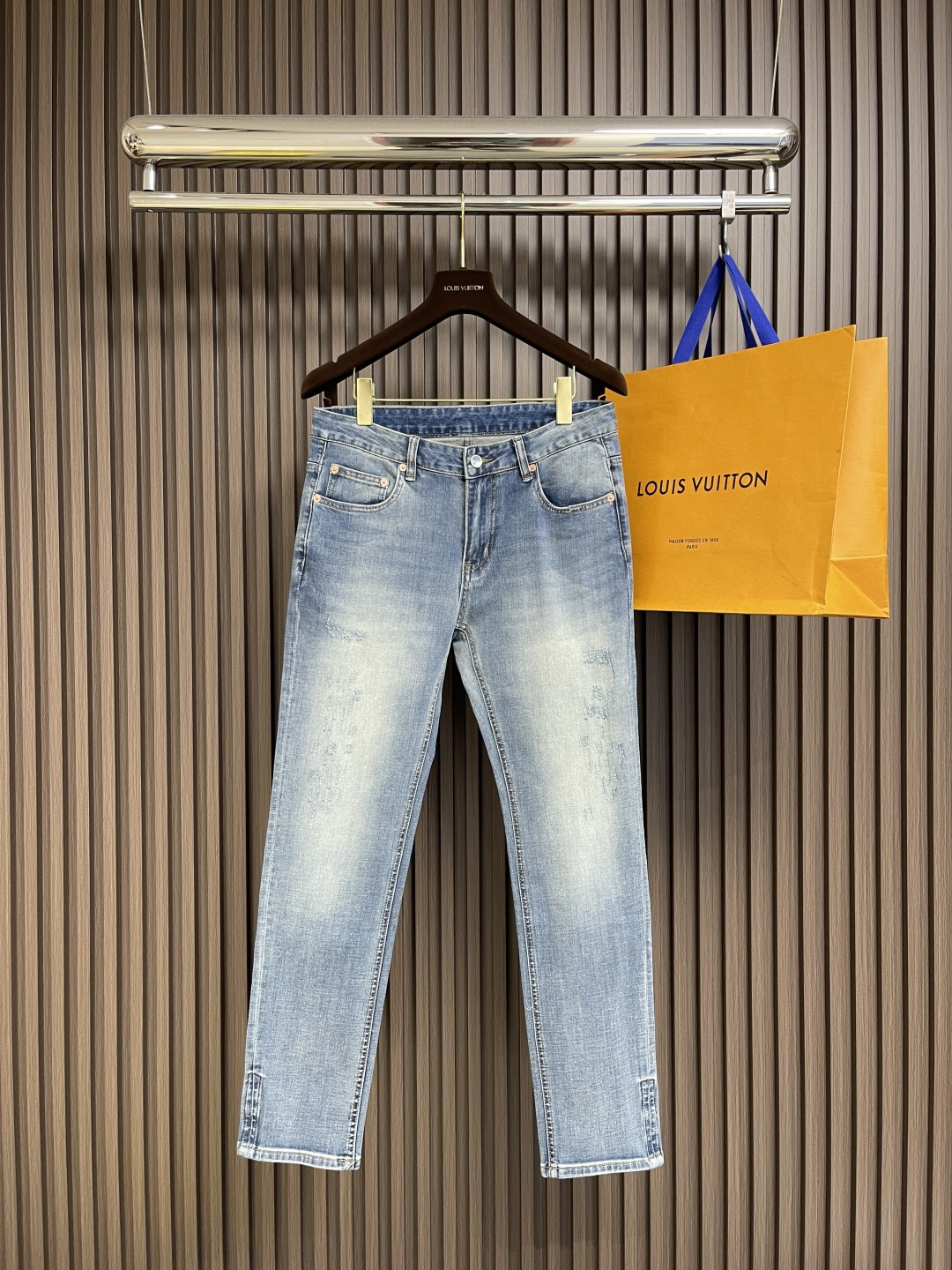 NO:137589,GUCCI men's straight-leg casual jeans with modern and fashionable tailoring design, customer-friendly for Japanese denim plain cotton denim fabric woven production.  The top stone grinding washing process makes the texture reach the old flavor of the 1980s, soft, delicate, comfortable and breathable, and the color has a modern and fashionable vicissitudes.  The upper body is versatile and fashionable.  The fresh and natural colors reveal a classic and fashionable atmosphere all the time.  Professional selvedge technology with lock edge sewing sealing is neat and meticulous.  Classic five-pocket design.  Leather embossed logo   original metal buttons shine brightly, highlighting quality advantages. Size 29-38 35 37, Dolce & Gabbana, gucci, louis vuitton, jeans, alexander wang19860909GUCCI 男士直筒休闲牛仔裤 现代时尚的剪裁设计,客供日本denim平纹棉质牛仔面料梭织生产．顶尖的石磨水洗工艺让质感达到80年代的老味,柔软细腻舒适透气,色泽拥有现代时尚的沧桑感．上身百搭时尚．清新自然的色彩无时无刻不透露着经典时尚气息．专业的selvedge工艺锁边缝纫封锁工整细致．经典的五口袋设计．皮革压纹标识＋原厂金属钮扣绽放光亮,凸显品质优势.尺码29-38 有35 无37,,Dolce&Gabbana,gucci,louis vuitton,jeans,alexander wang,Men's clothing