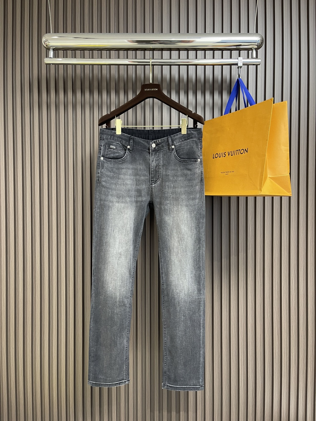 NO:137586,Prada back bag logo embroidered jeans, classic five-bag pants, customer-supplied tannin, thin material and soft texture, extremely slight stretch in horizontal direction, moderately washed, light denim blue, very clean and solid color!  Wear a face with a light-colored top. It can be matched with the same style to create a fashionable look, control various occasions, customize auxiliary materials, complete three standards, the same style for men and women. Size 29-38, 35, no 37,,prada,jeans,alexander wang19860909prada 后袋标识刺绣牛仔裤,经典的五袋裤,客供的丹宁,料薄且质软,横向极微弹力,中度水洗,浅浅的牛仔蓝,非常干净纯色！跟浅色上衣配一脸.能与同款搭配营造时尚造型,驾驭各种场合,定制辅料,三标齐全,男女同款.尺码29-38 有35 无37,,prada,jeans,alexander wang,Men's clothing