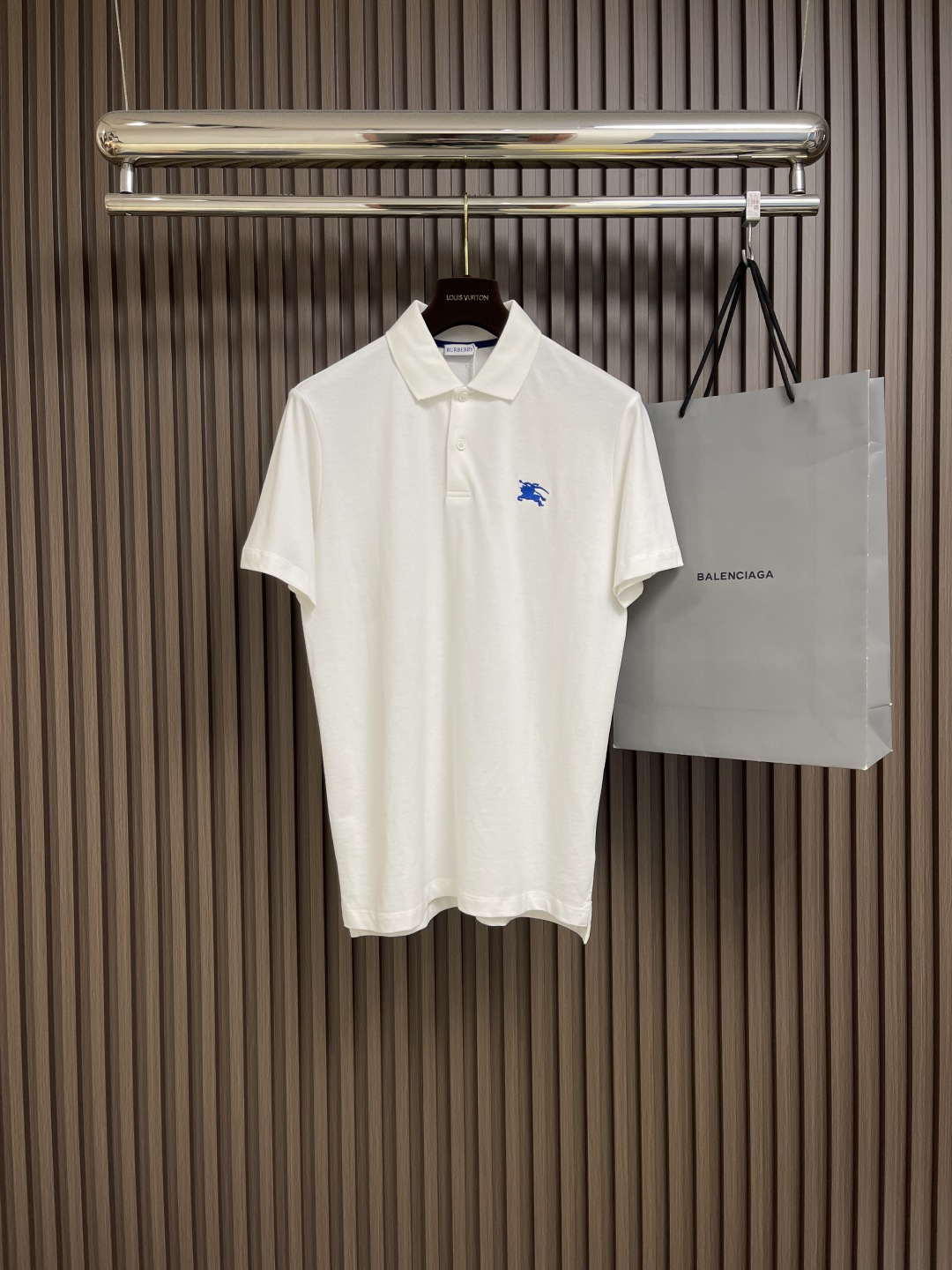 NO:137577,Burberry war horse embroidery polo shirt, custom dream weaving honeycomb cotton, with clean colors as the main color, a touch of war horse embroidery on the chest is leaping on it like a work of art, using imported machine embroidery technology, using advanced computer control system and precision mechanical parts, the overall wiring is straight and delicate, the fabric is comfortable and soft, the color is consistent and there is no color difference, and it can be matched with the same style to create a fashionable look, control various occasions, customize auxiliary materials, complete three standards, the same style for men and women!  Size M-XXL, Burberry,alexander wang19860909Burberry 战马刺绣polo衫,定制织梦蜂巢棉 以净色为主色调 胸前一抹战马刺绣跃然其上 如同艺术品般点缀其间 采用进口机刺绣工艺 使用先进的计算机控制系统和精密的机械部件 整体走线平直细腻,面料舒适柔软,颜色一致无色差 能与同款搭配营造时尚造型,驾驭各种场合,定制辅料,三标齐全,男女同款！尺码M-XXL,,burberry,alexander wang,Men's clothing