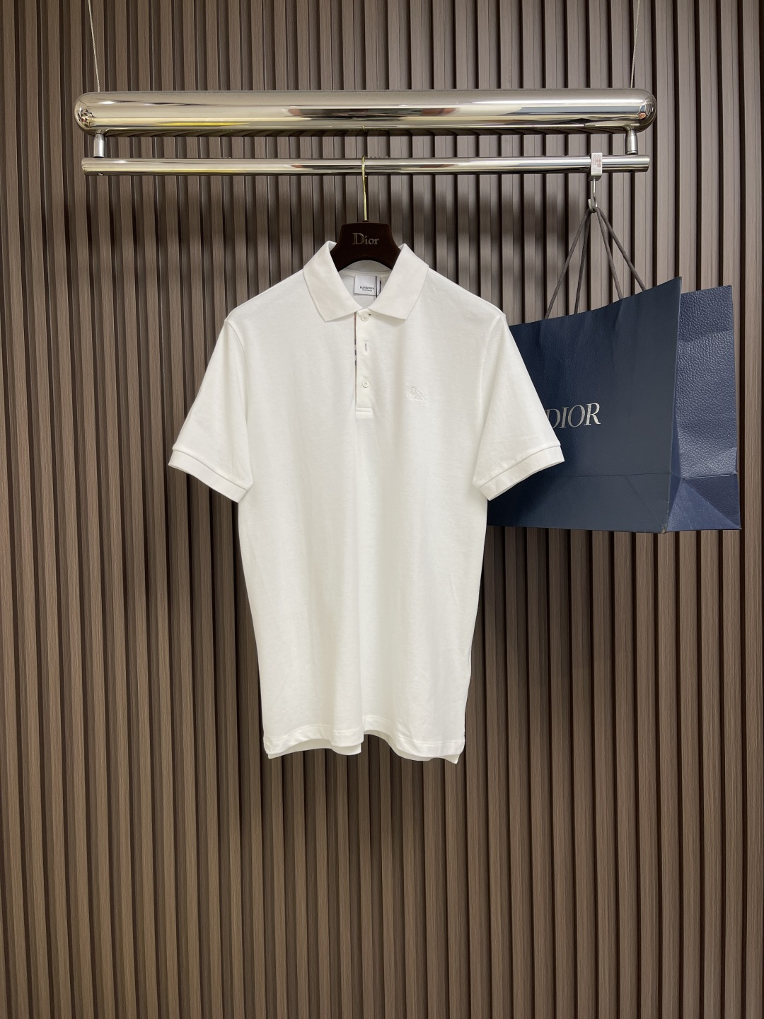 NO:137572,Burberry war horse embroidery polo shirt, custom dream weaving honeycomb cotton, with clean colors as the main color, a touch of war horse embroidery on the chest is leaping on it like a work of art, using imported machine embroidery technology, using advanced computer control system and precision mechanical parts, the overall wiring is straight and delicate, the fabric is comfortable and soft, the color is consistent and there is no color difference, and it can be matched with the same style to create a fashionable look, control various occasions, customize auxiliary materials, complete three standards, the same style for men and women!  Size M-XXL, Burberry,alexander wang19860909Burberry 战马刺绣polo衫,定制织梦蜂巢棉 以净色为主色调 胸前一抹战马刺绣跃然其上 如同艺术品般点缀其间 采用进口机刺绣工艺 使用先进的计算机控制系统和精密的机械部件 整体走线平直细腻,面料舒适柔软,颜色一致无色差 能与同款搭配营造时尚造型,驾驭各种场合,定制辅料,三标齐全,男女同款！尺码M-XXL,,burberry,alexander wang,Men's clothing