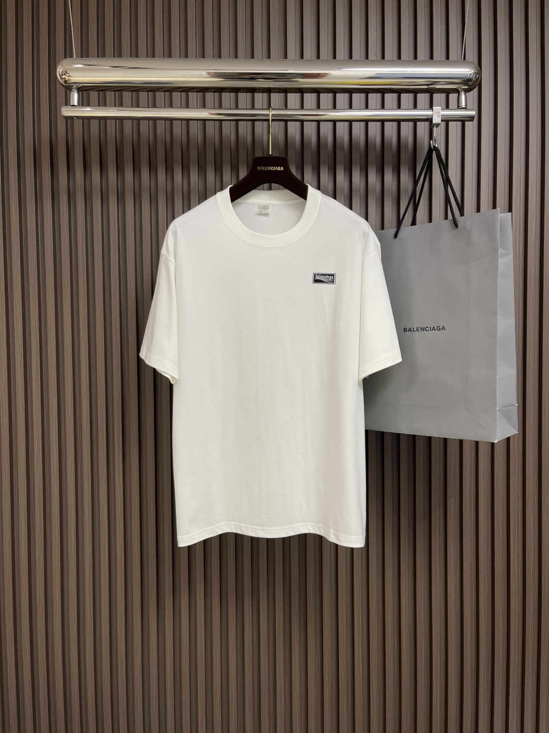 NO:137563,Balenciaga printed logo round neck short-sleeved T-shirt, fixed weaving and dyeing 100% pure cotton double-strand fabric, laundry washing water, front and back high-definition scanning pattern perfectly restored laser positioning machine printing, neckline ribbed fabric fixed weaving and dyeing, overall line straight and delicate, fabric comfortable and soft, consistent color without color difference, customized auxiliary materials. Size L-3XL,,balenciaga, T-shirt,tees, t-shirt,alexander wang19860909Balenciaga 印花logo圆领短袖T恤,定织定染百分百纯棉双股面料 成衣洗水 前后幅高清扫描图案完美还原激光定位机印 领口罗纹面料定织定染色 整体走线平直细腻 面料舒适柔软 颜色一致无色差,定制辅料.尺码L-3XL,,balenciaga,T-shirt,tees，t-shirt,alexander wang,Men's clothing